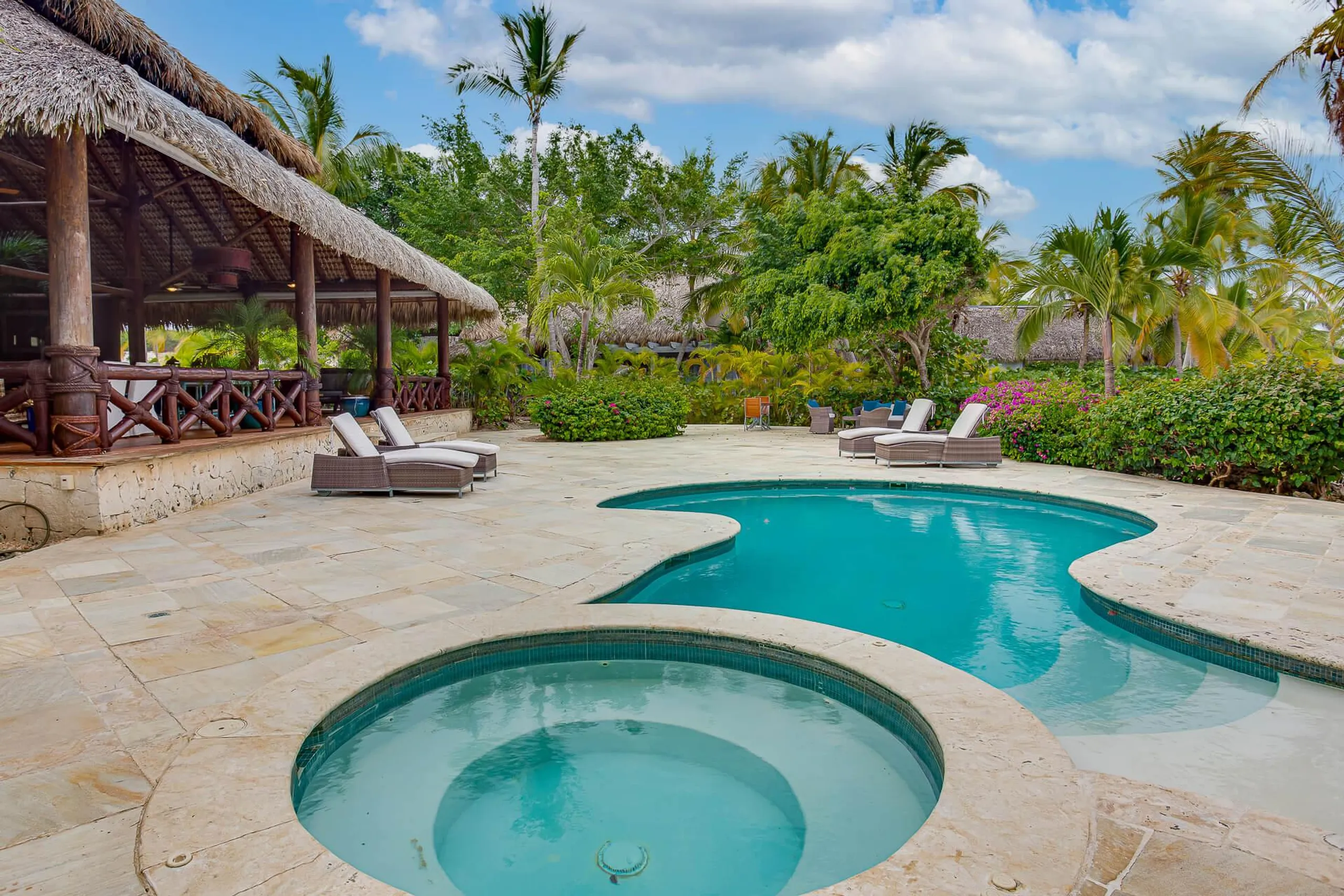 Refined Boutique Villa with Pool, Golf Views, and Beach Club Acces — photograph 2
