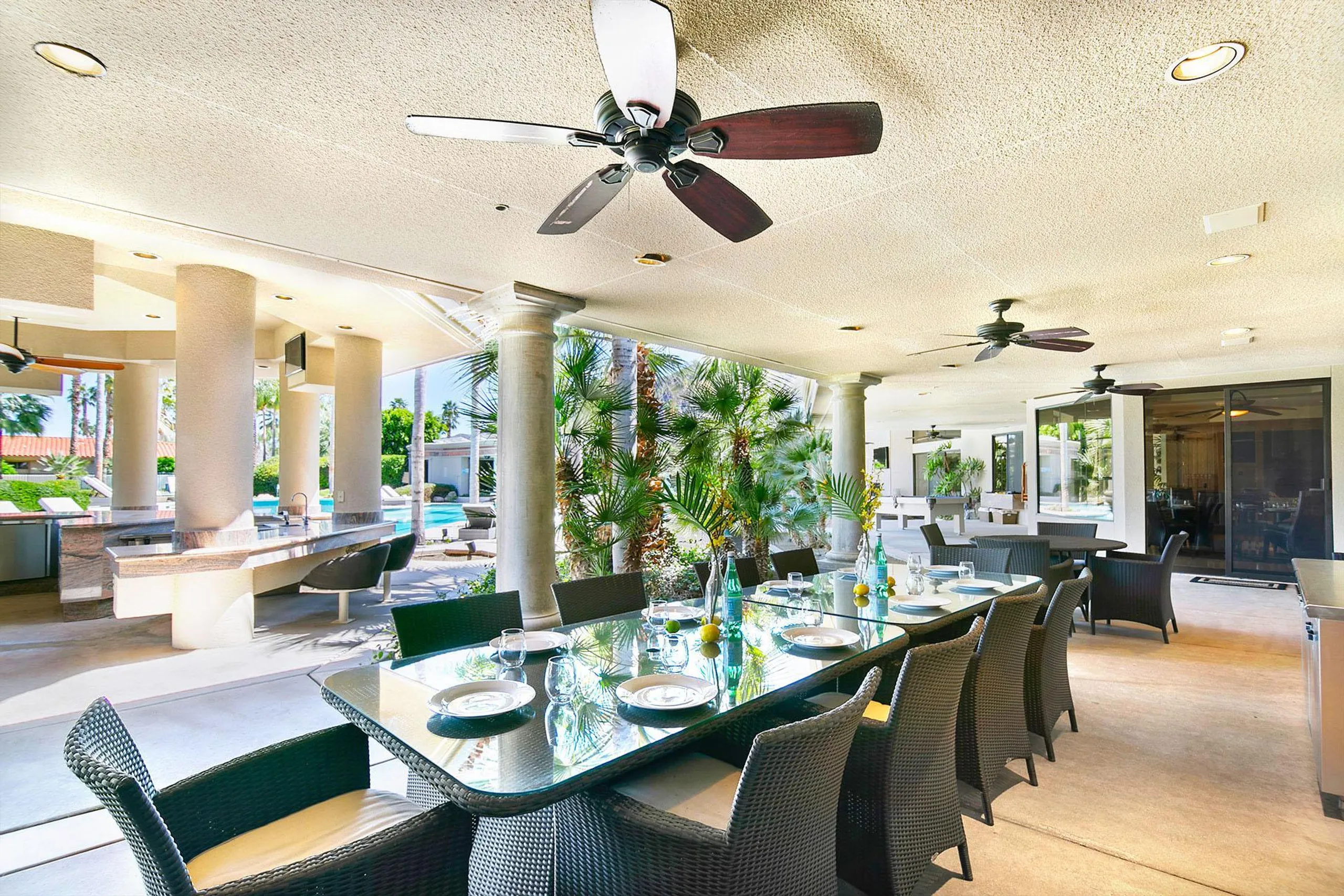 Paradise Resort Estate with Pool, Tennis Court, and Fitness Room — photograph 8