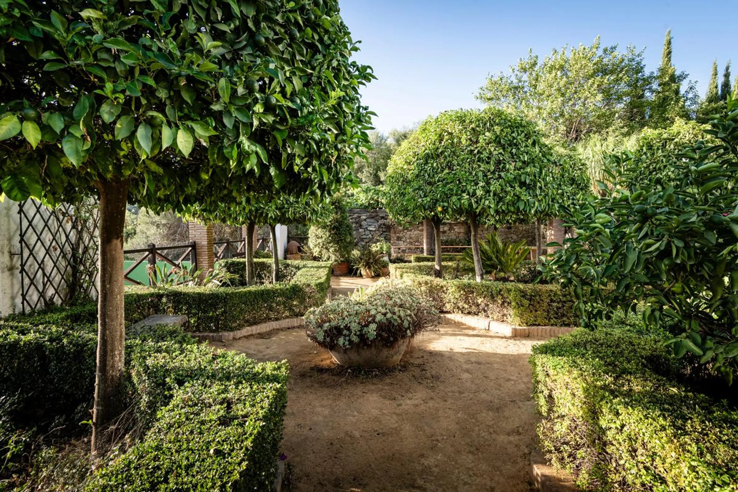 Resplendent Spanish Villa with Private Pool, Jacuzzi, and Panoramic Countryside Views — photograph 5