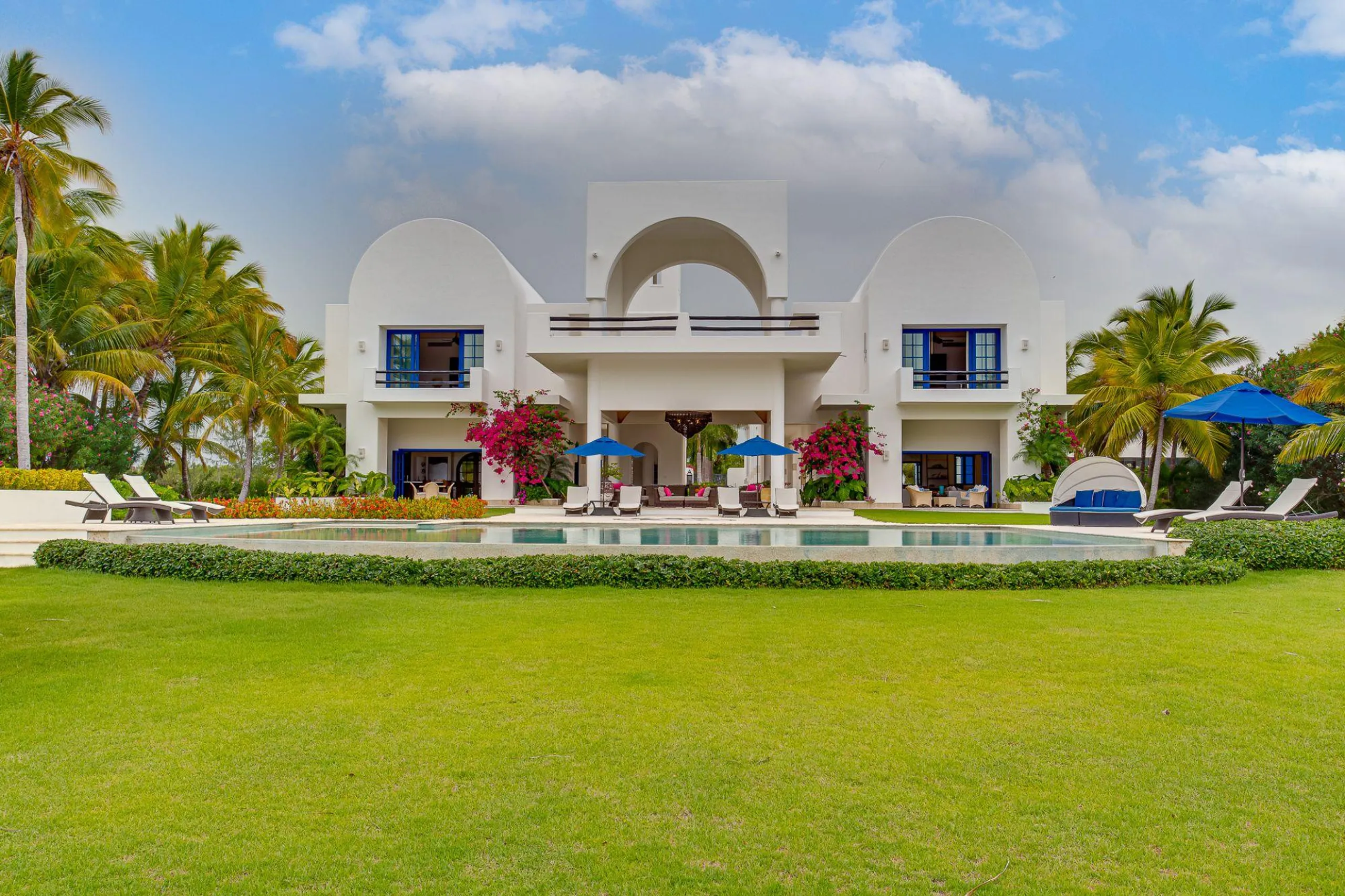 Splendid Beachfront Estate with Invigorating Pool and Grand Garden Grounds — photograph 4