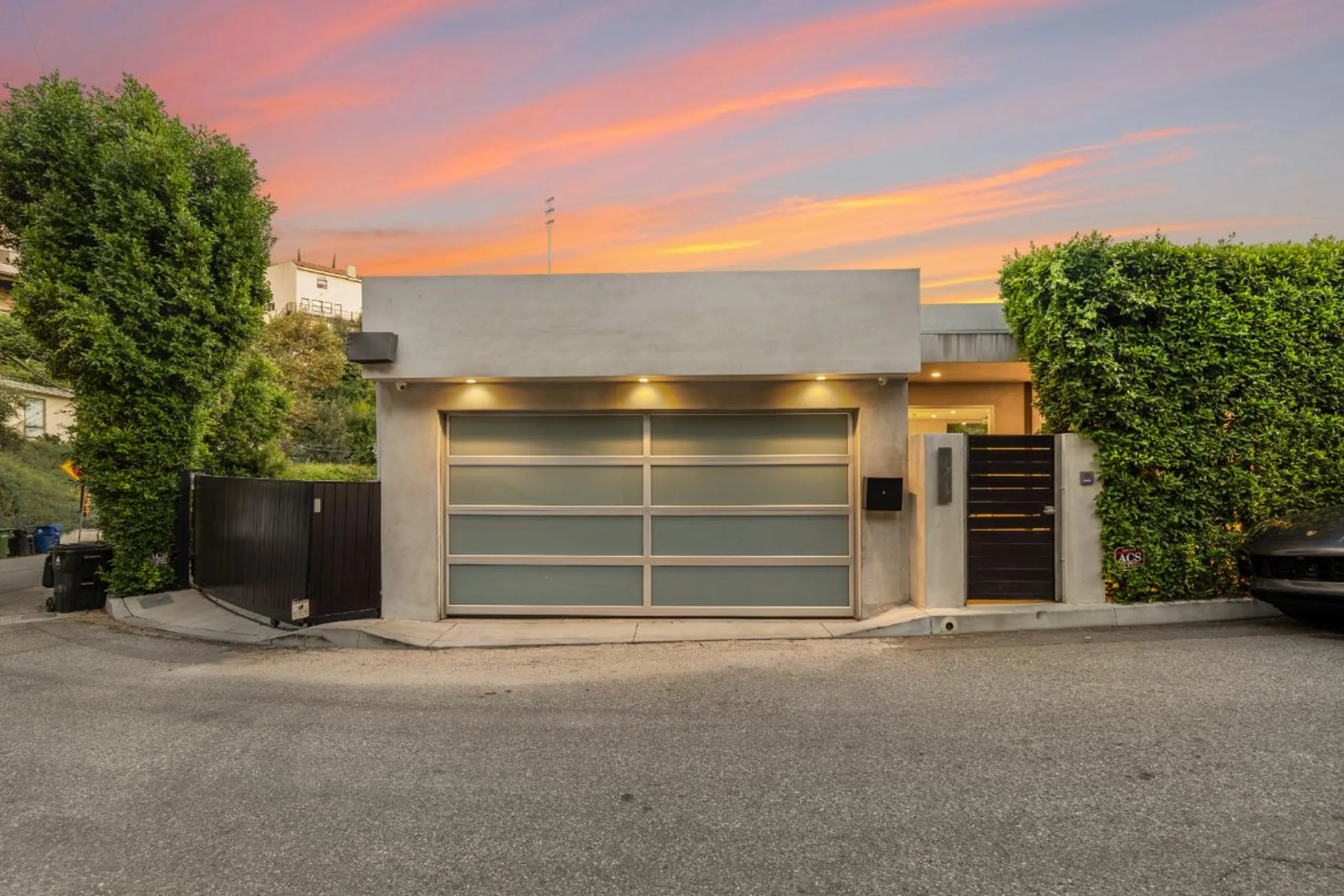 Modern Architectural Hollywood HIlls Estate with Infinity Pool and City Views — photograph 8