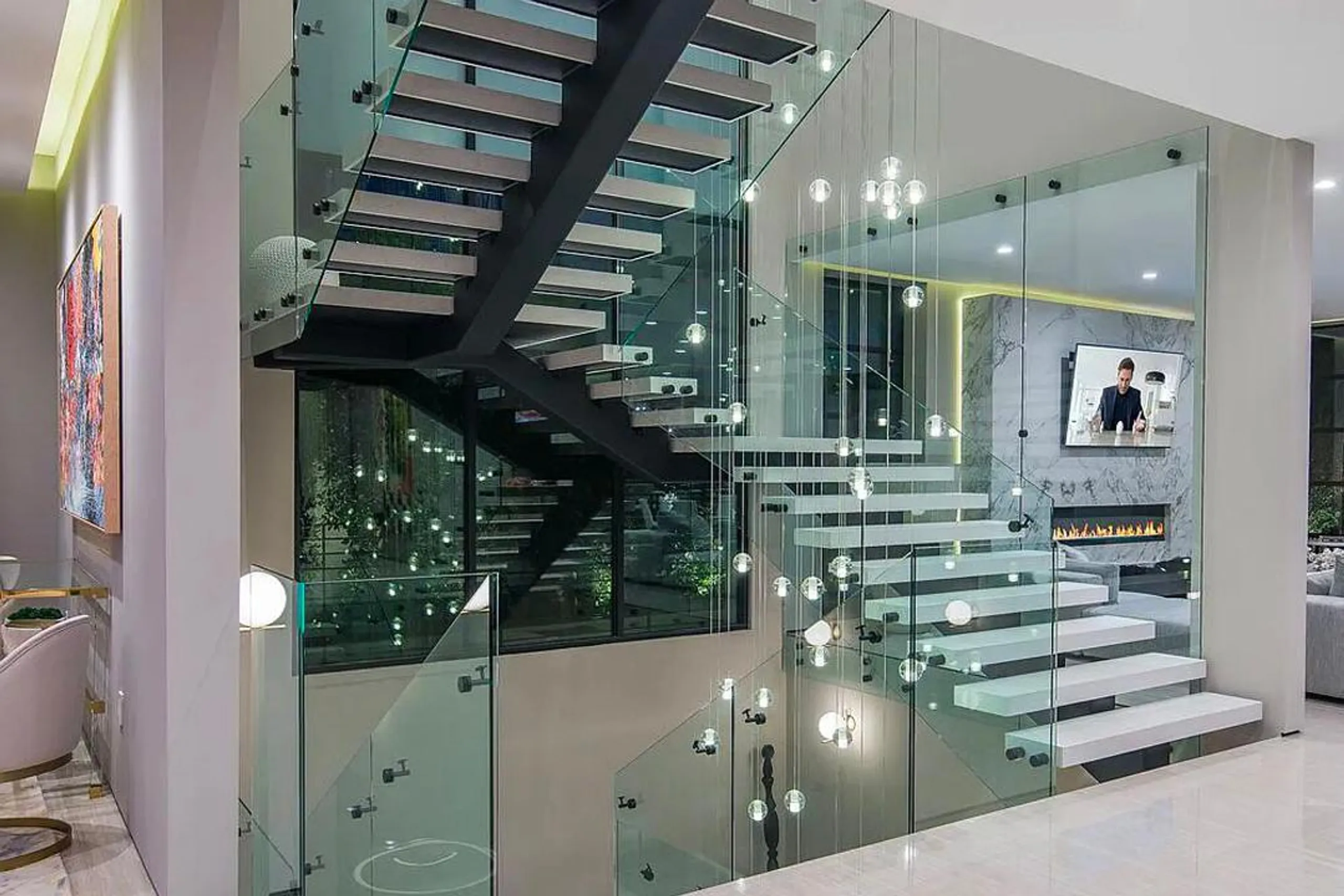 Exclusive Beverly Hills Architectural Estate with Private Pool and Impeccable Amenities — photograph 12