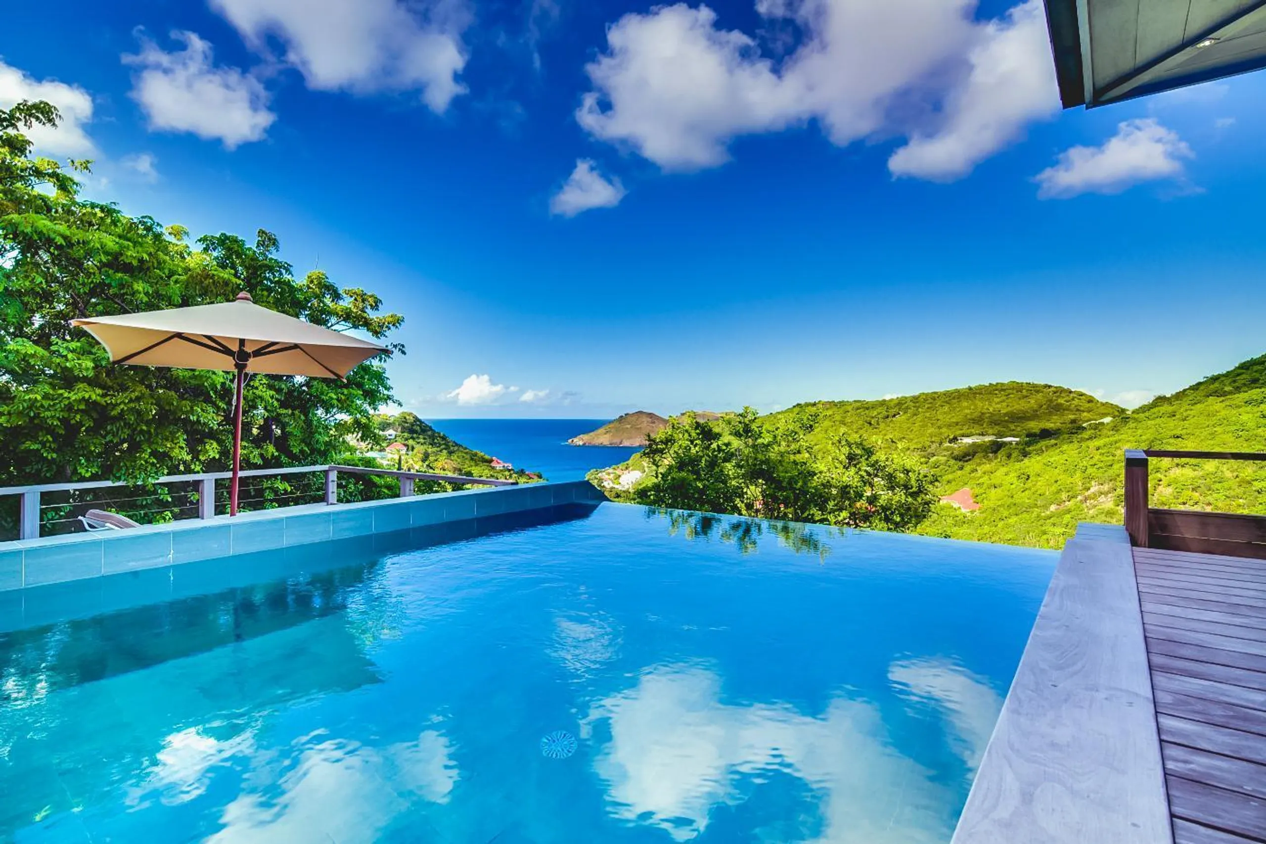 Gleaming Seaview Villa with Infinity Pool and Luxury Patio Lounge — photograph 2