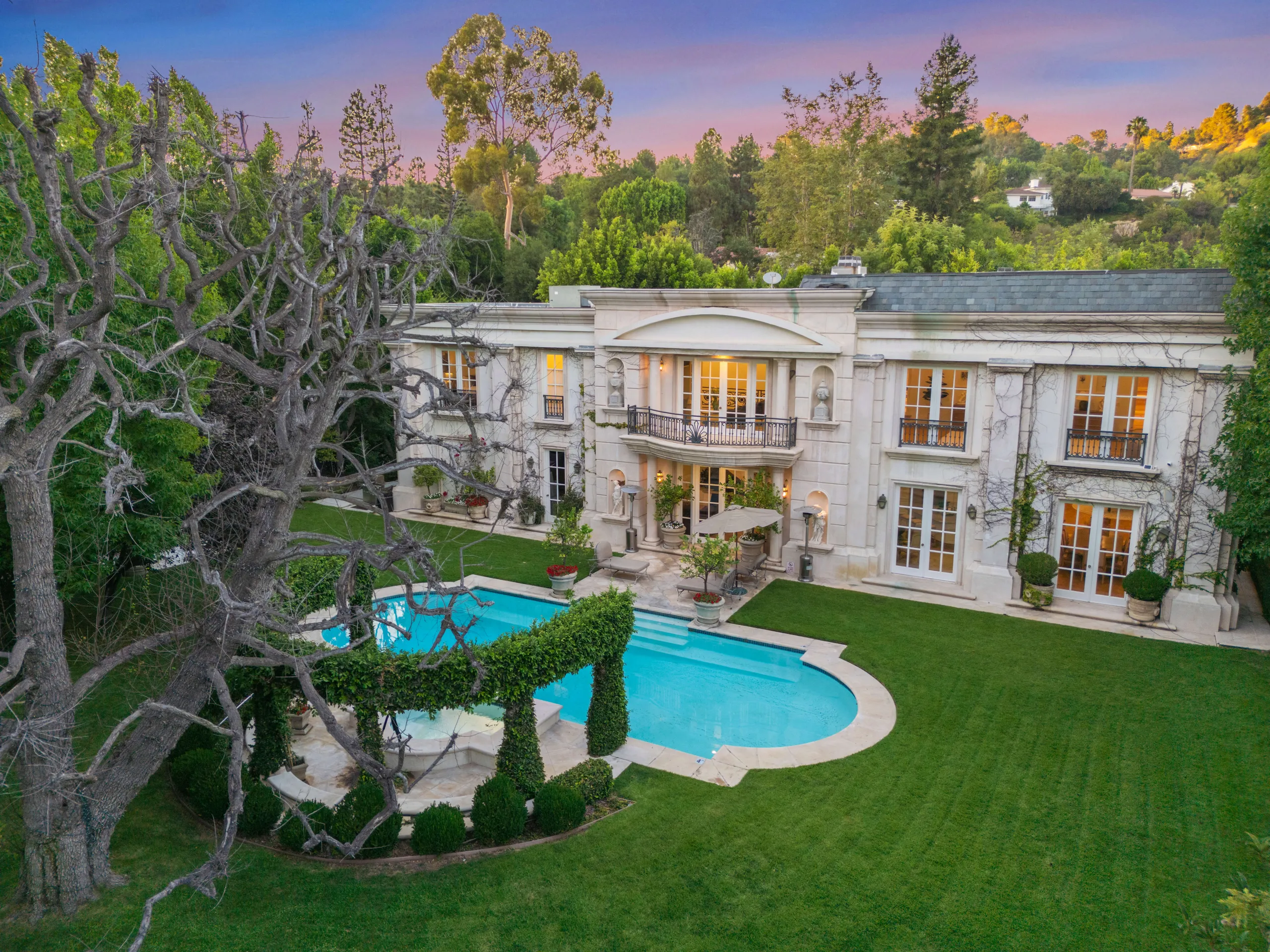 Beverly Hills 6BR French Mediterranean Villa with Private Pool and Gardens — photograph 10