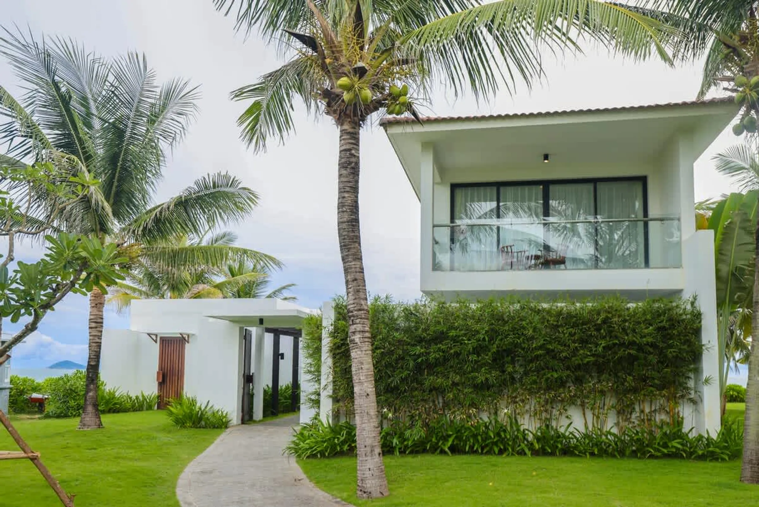 Superlative Coastal Villa with Private Pool and Stunning Beach Views — photograph 5