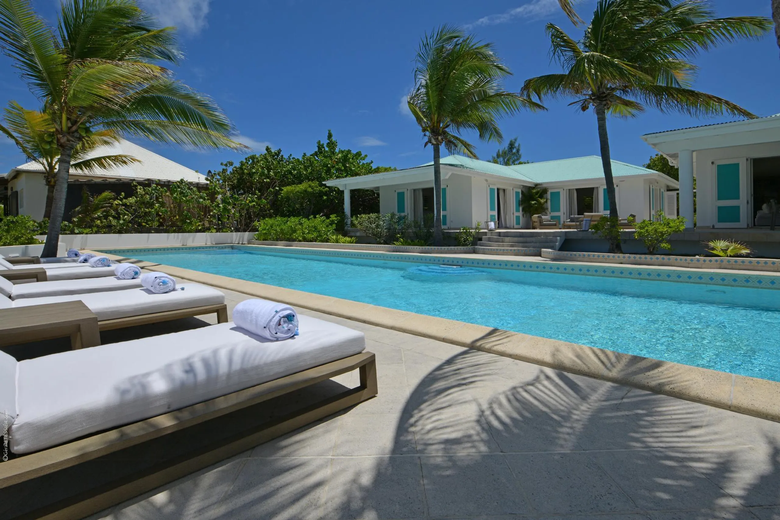 Elegant Paradise Estate with Private Pool and Walks to Beach — photograph 4