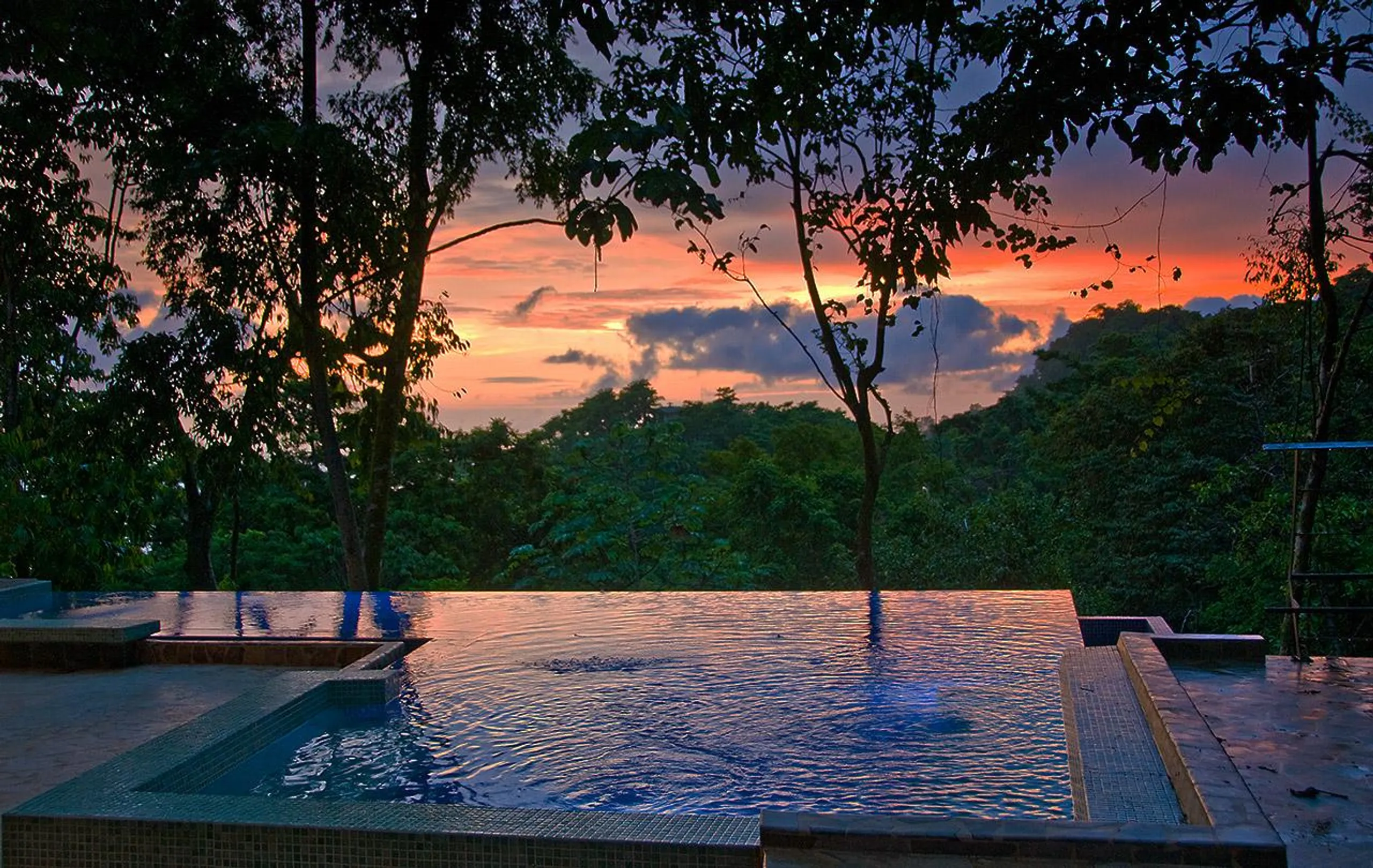 Breathtaking Villa with Infinity Pool and 180-Degree Pacific Ocean View — photograph 2