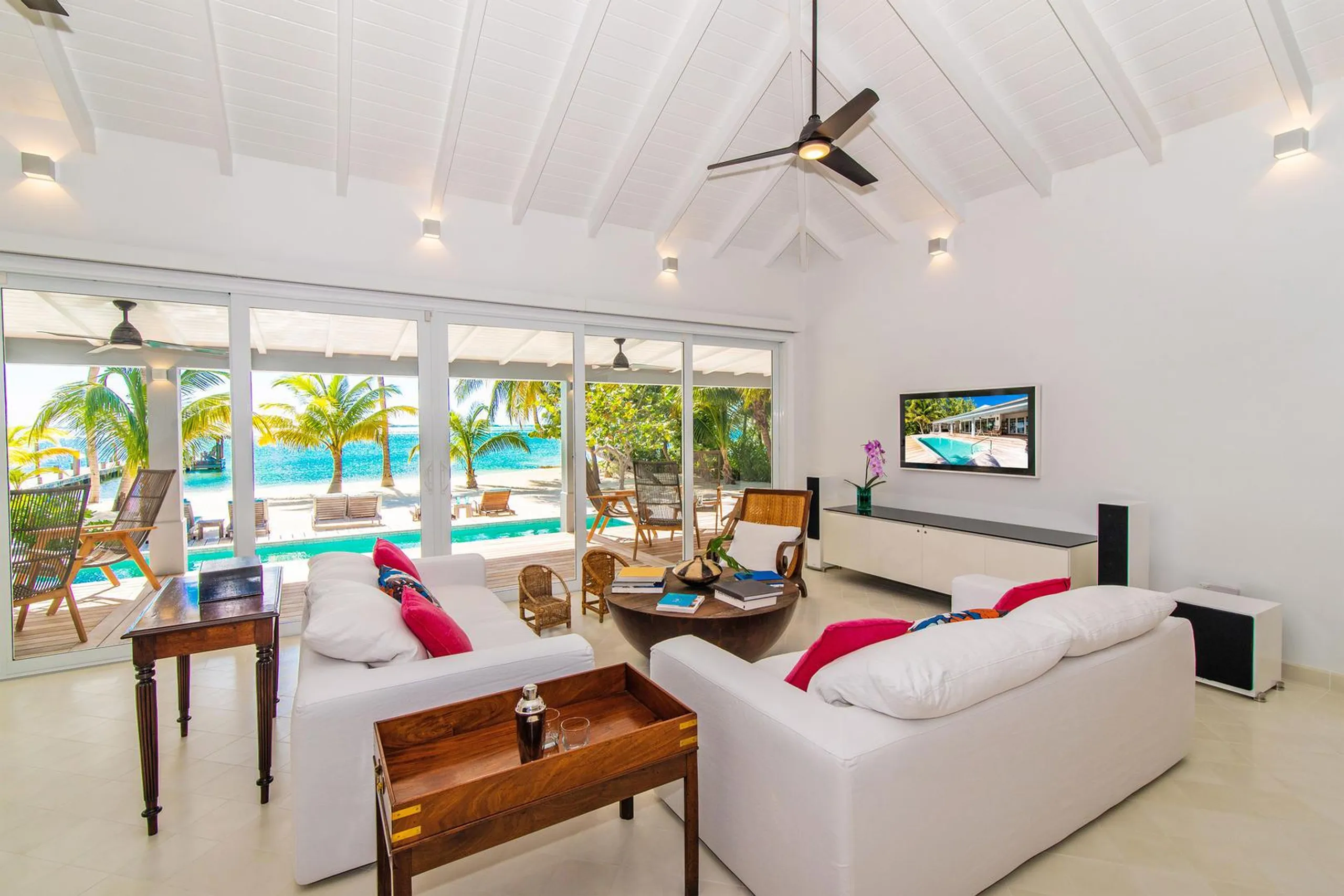 Stunning Cayman Kai Beachfront Estate with Private Pool and Ocean Views — photograph 8