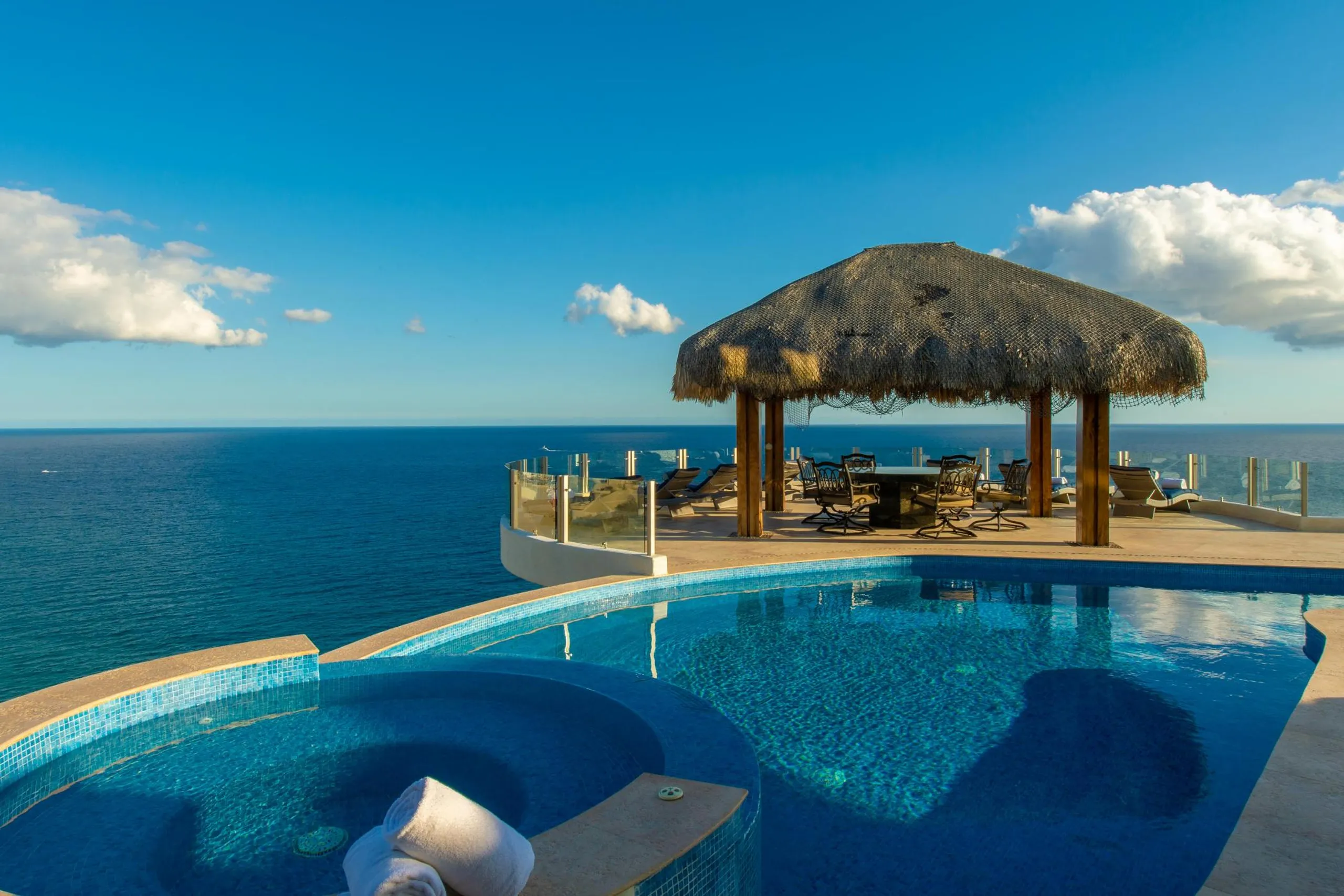 Spectacular Cabo Luxury Estate with Invigorating Pool and Stunning Views — photograph 2