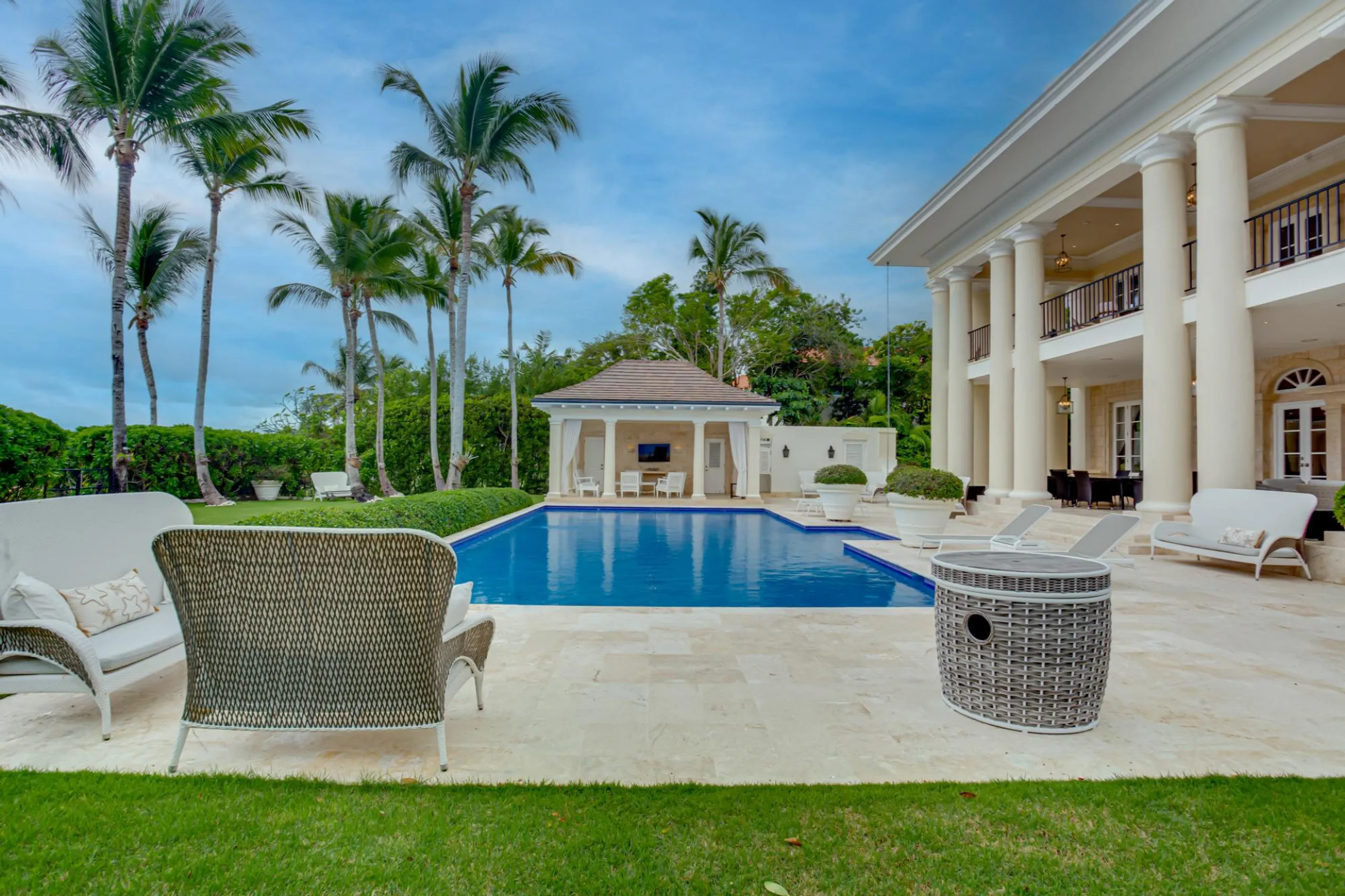 Majestic 7 Bedroom Villa with Private Pool and Lush Surroundings — photograph 10