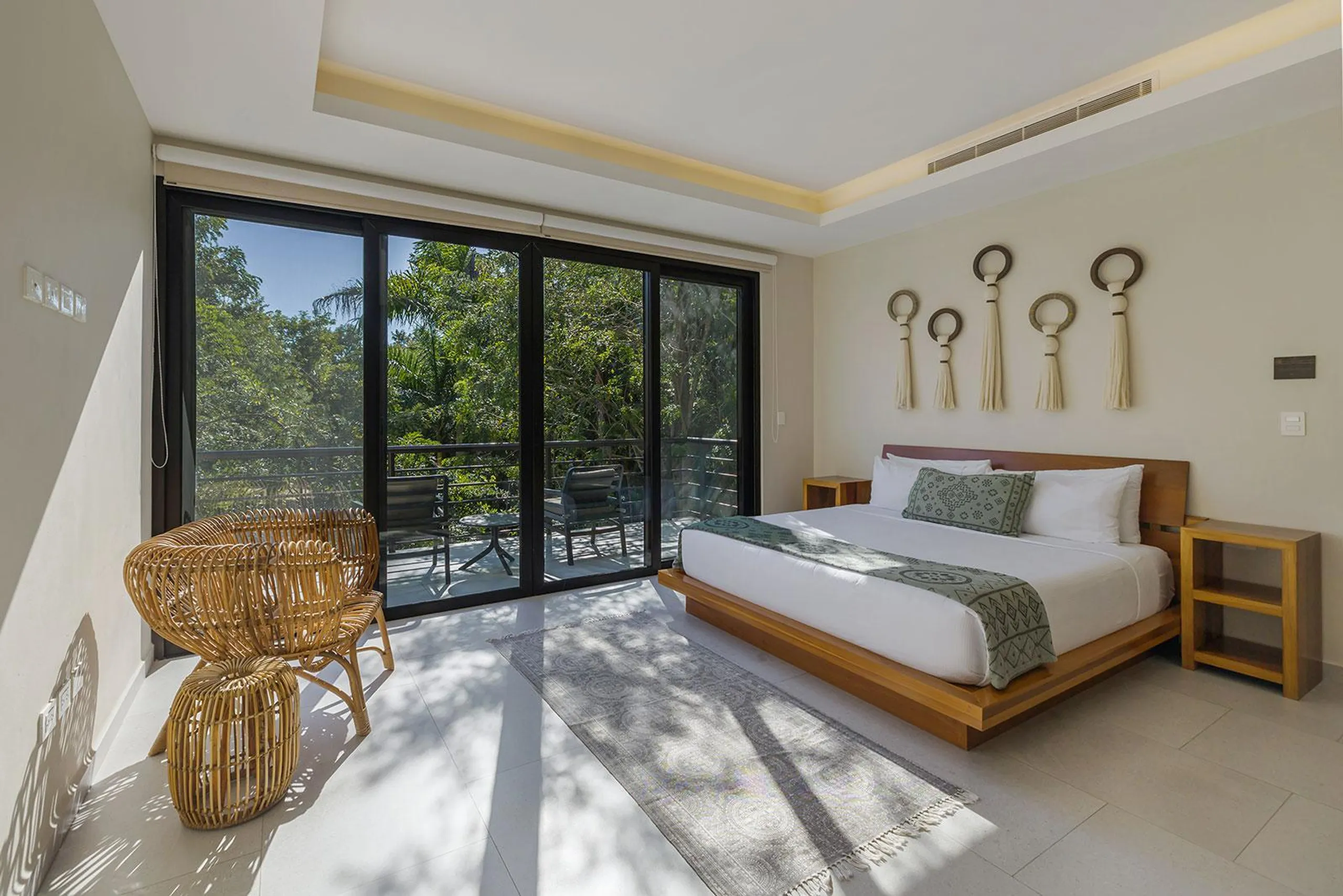 Modern Architectural Estate with Private Pool and Dock Access — photograph 8