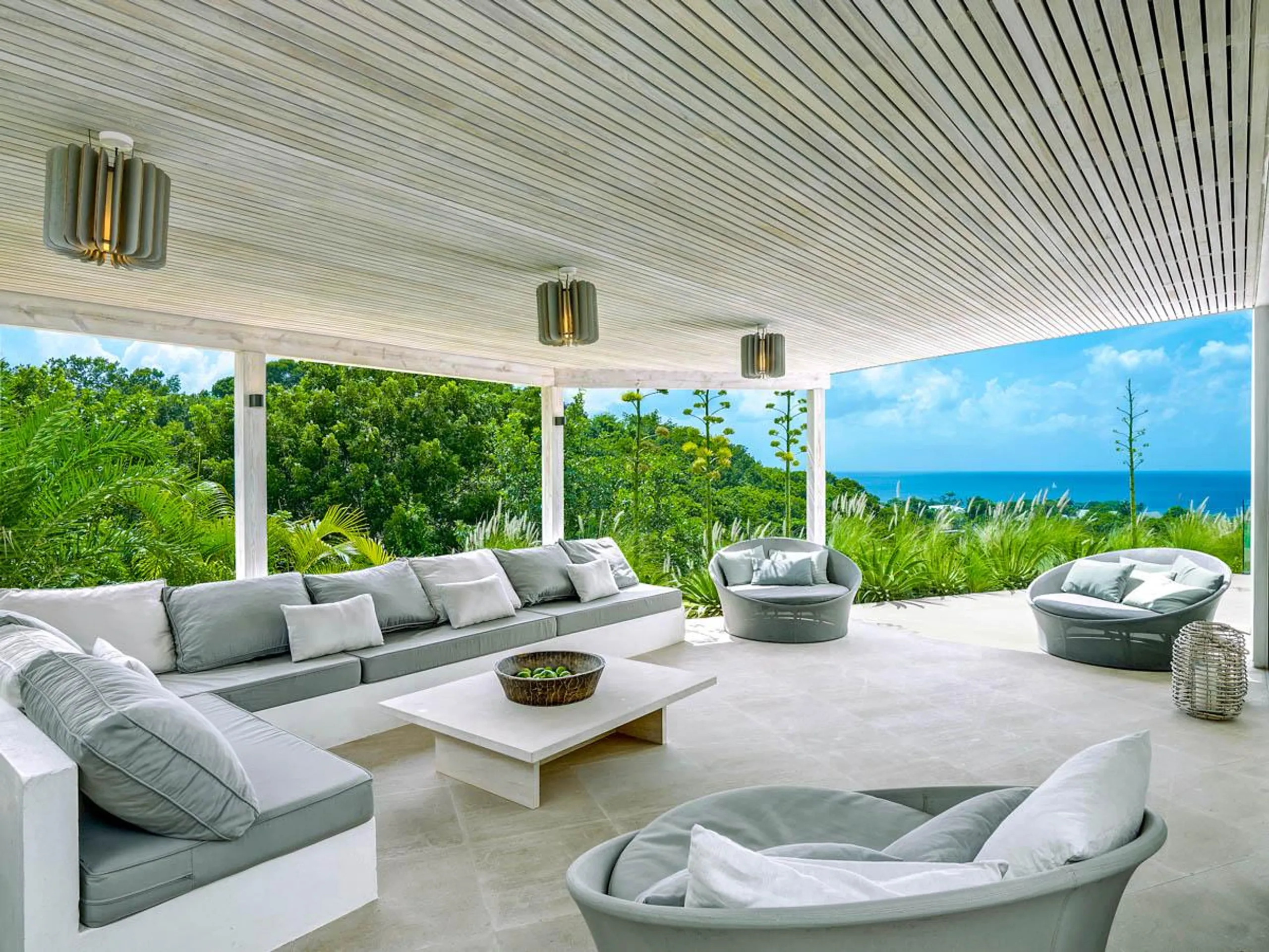 Sophisticated Villa with Infinity Pool and Panoramic Nature Views — photograph 5