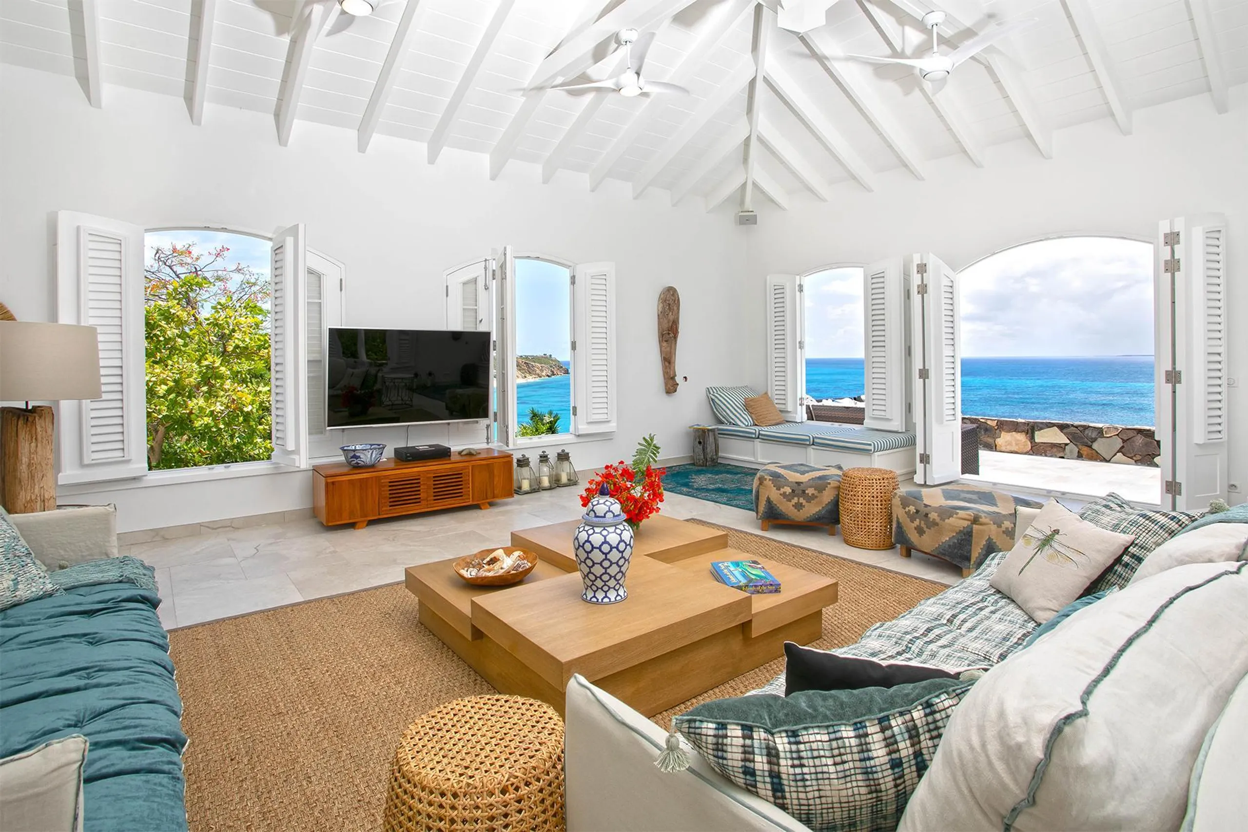 Light-filled Classic Caribbean Villa with Private Pool and  Direct Private Beach Access — photograph 10