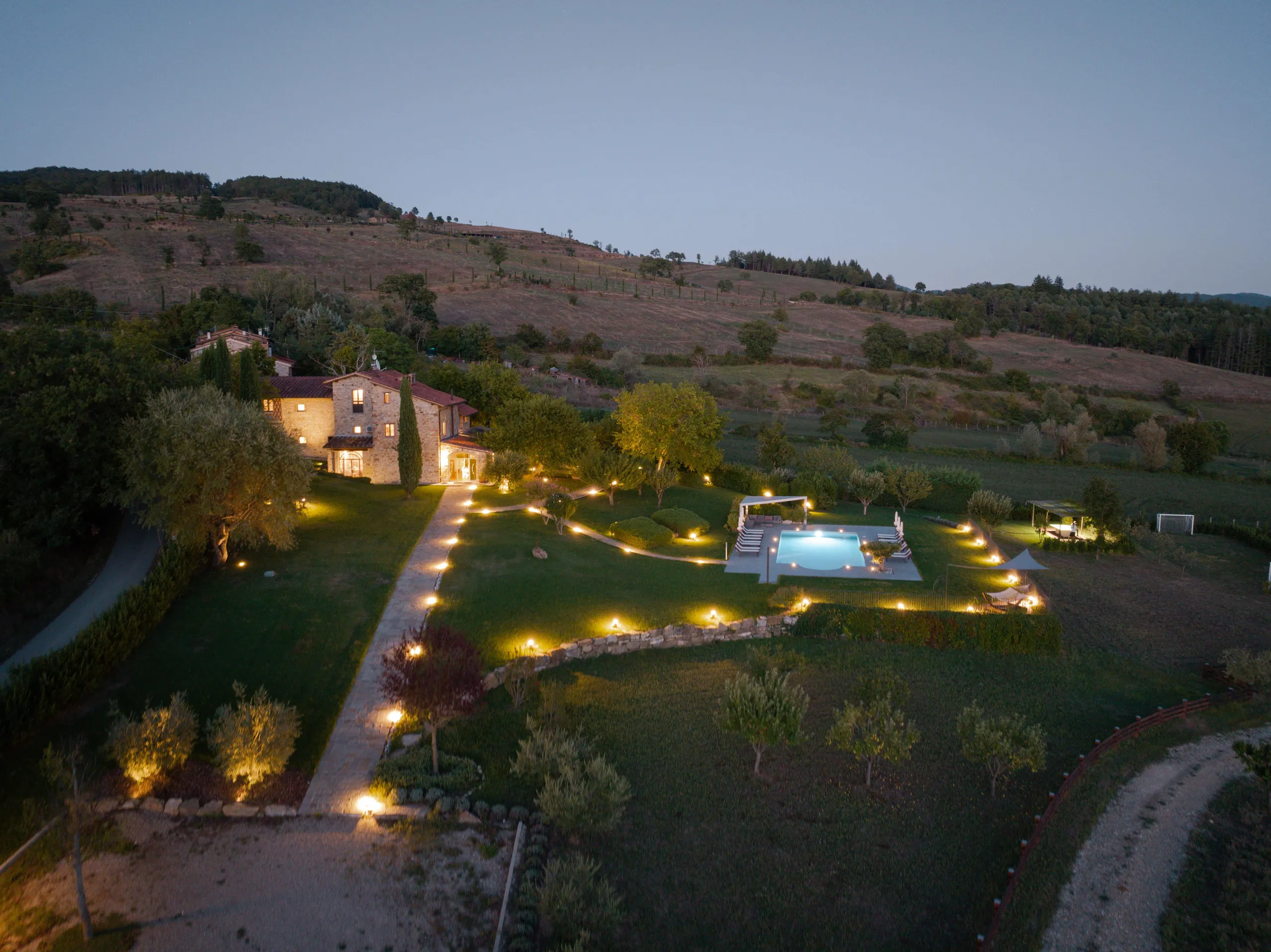 Spacious Tuscan Stone Villa with Pool, Garden, and Scenic Views — photograph 9