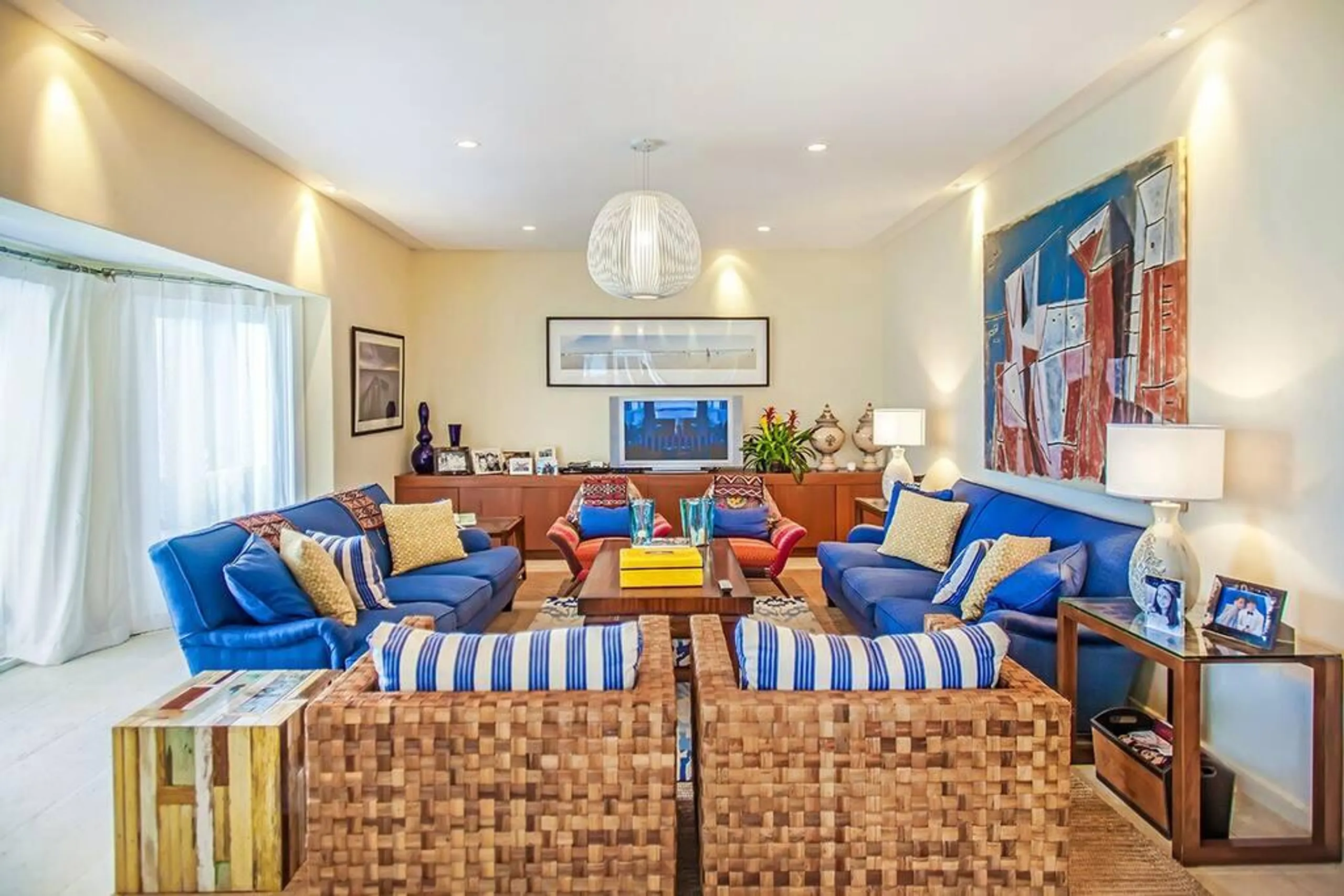 High-end Seaside Estate with Infinity Pool and Walks to Beach — photograph 12