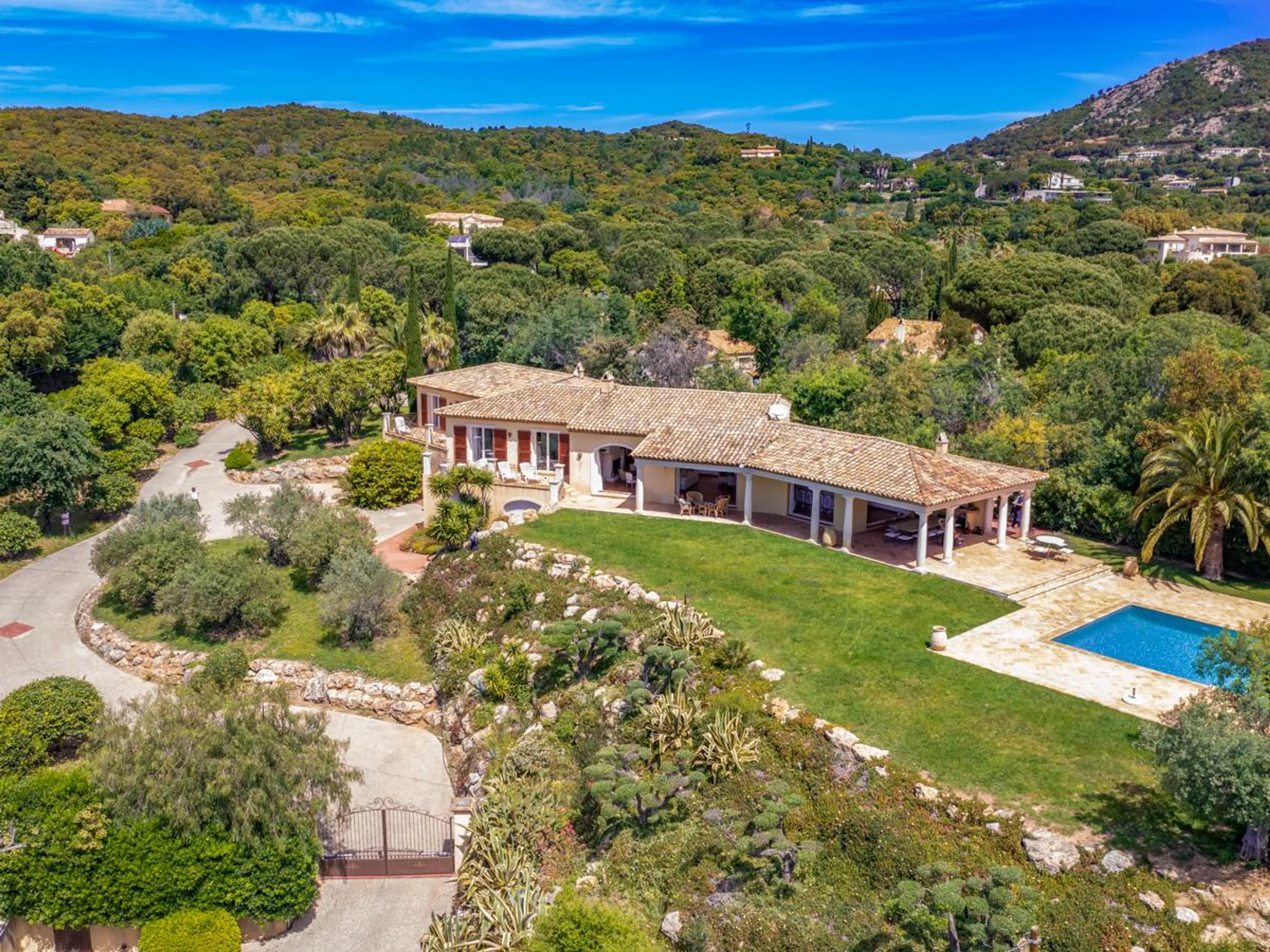 Stunning Hillside Villa with Heated Swimming Pool and Gulf Views — photograph 5