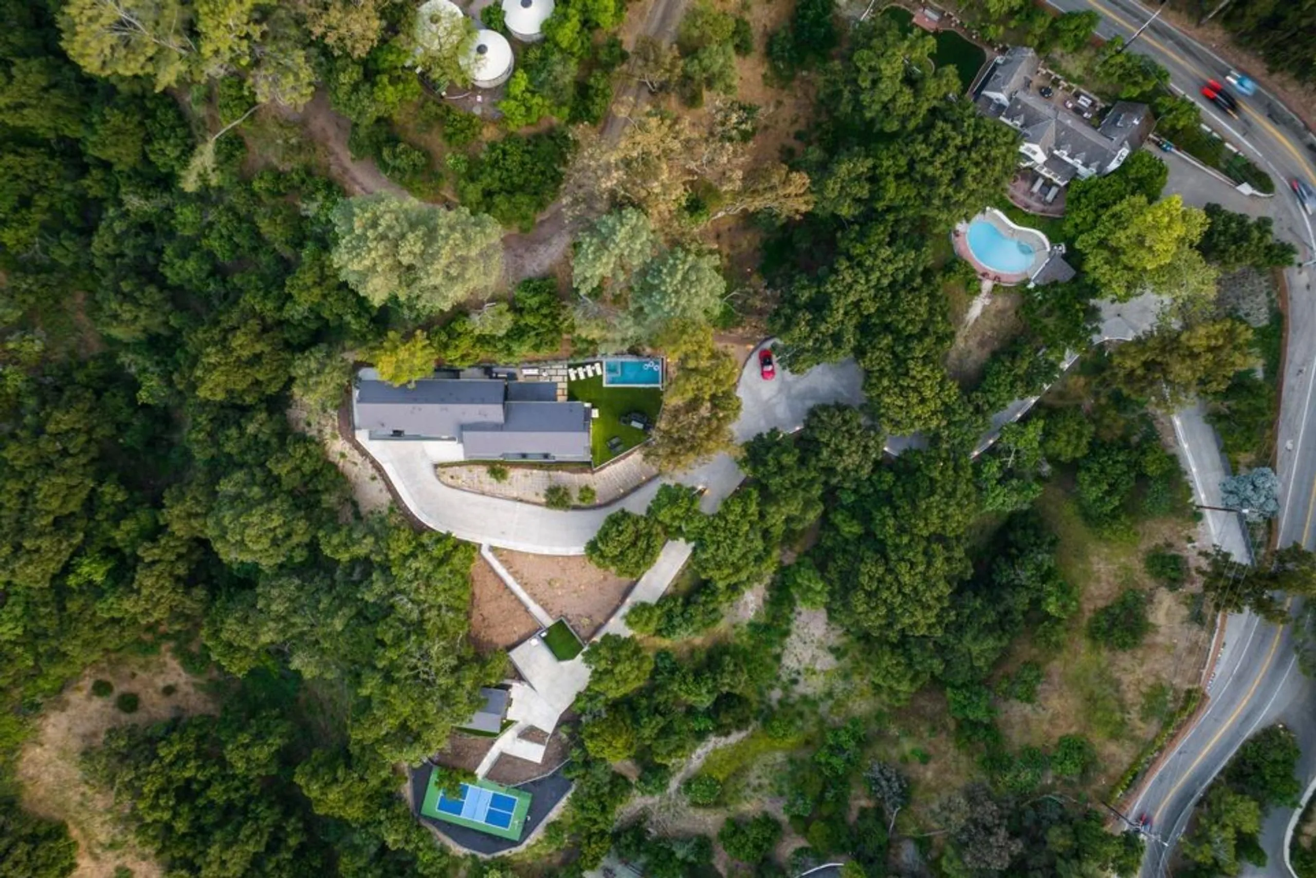 Exquisite Coldwater Canyon Sanctuary with Panoramic City & Mountain Views, Private Trails — photograph 4