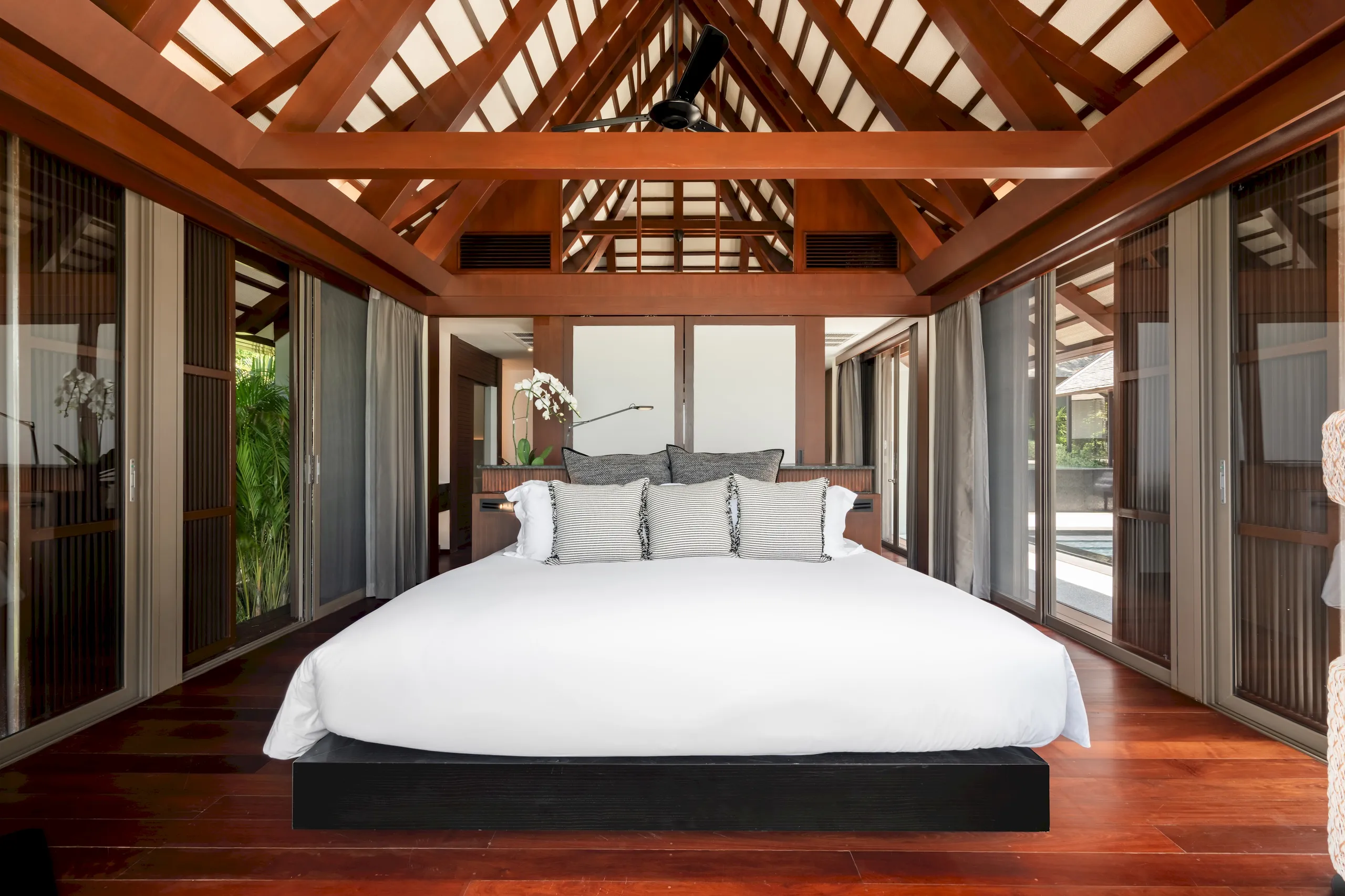 Sumptuous 6-Bedroom Villa with Spa, Gym & Three Pools — photograph 7