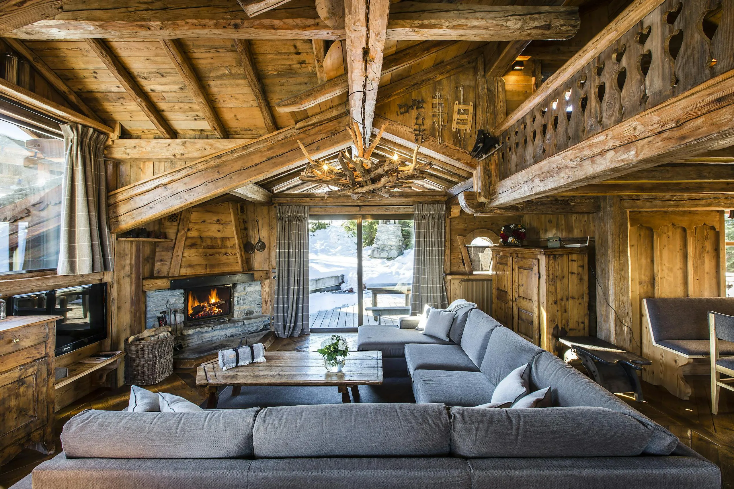 Beautiful Courchevel Chalet with Fireplace and Stunning Views — photograph 11
