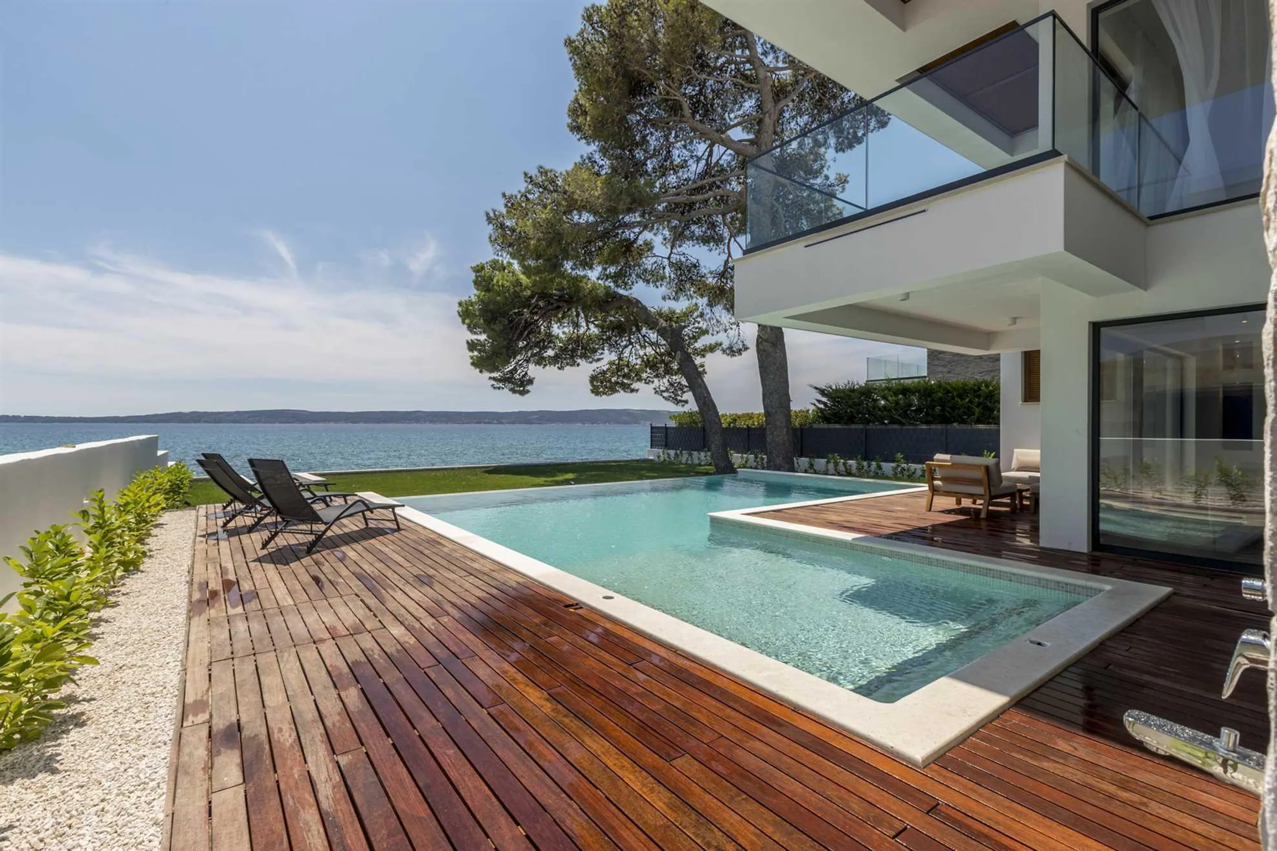 Gracefully Decorated 4-Bedroom Villa with Pool and Private Beach Access in Kastela — photograph 4