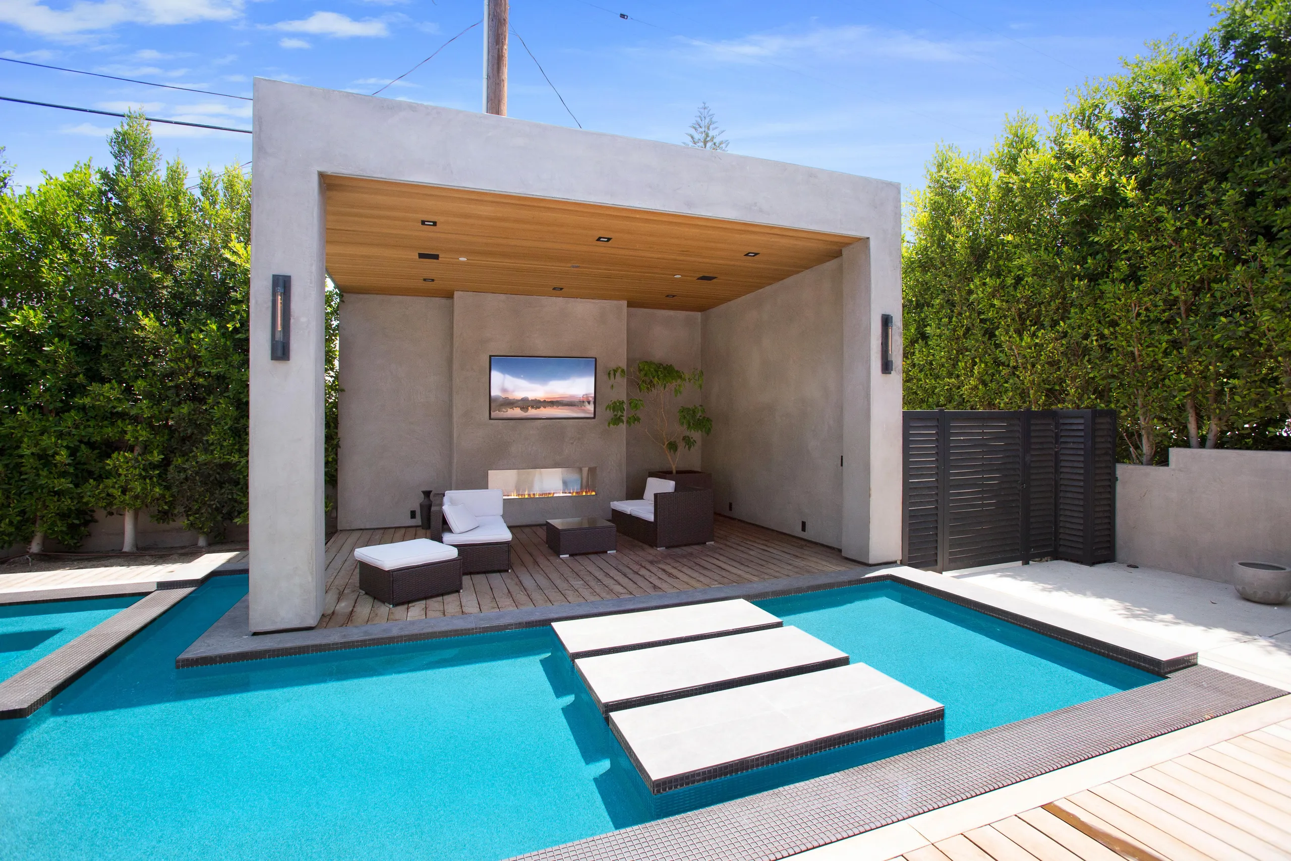 Modern Beverly Hills with Incredible Amenities — photograph 3