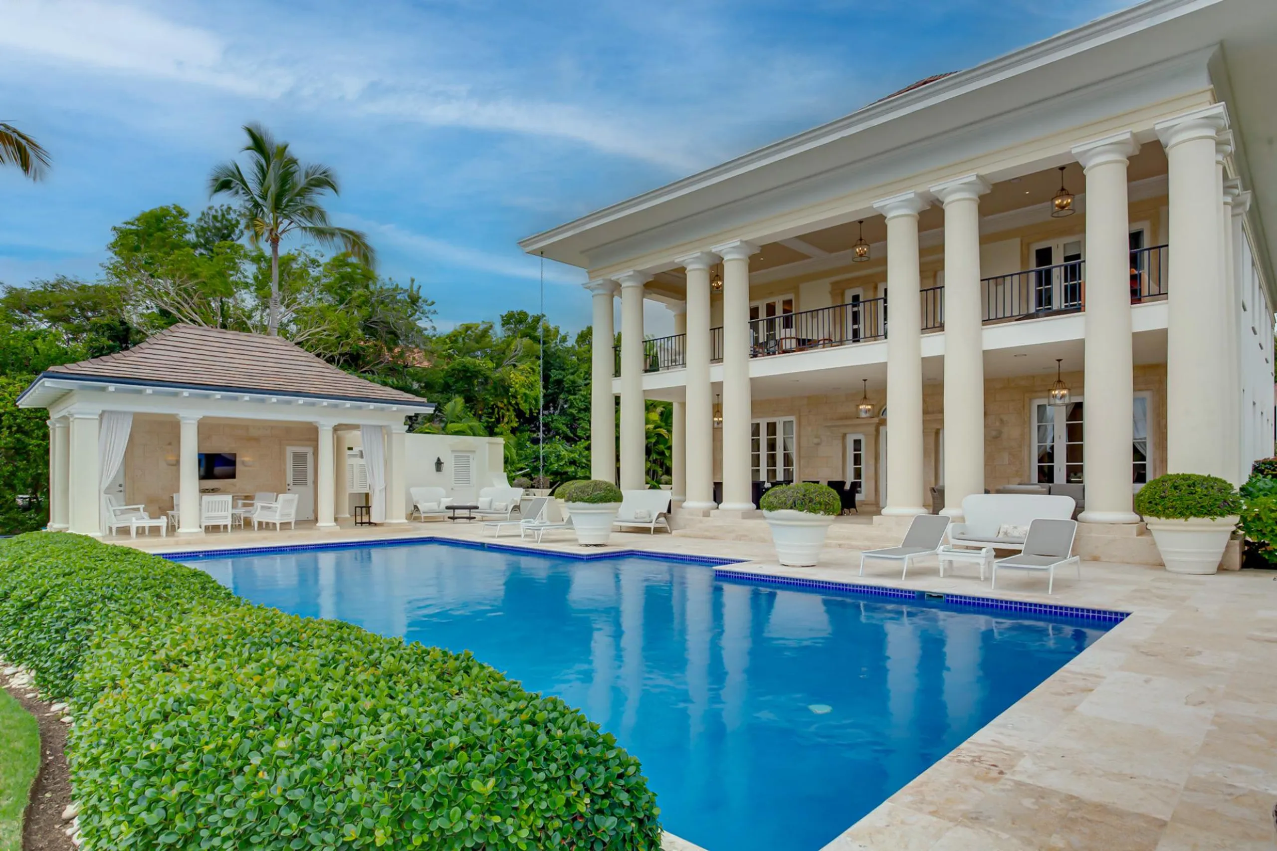 Majestic 7 Bedroom Villa with Private Pool and Lush Surroundings — photograph 7