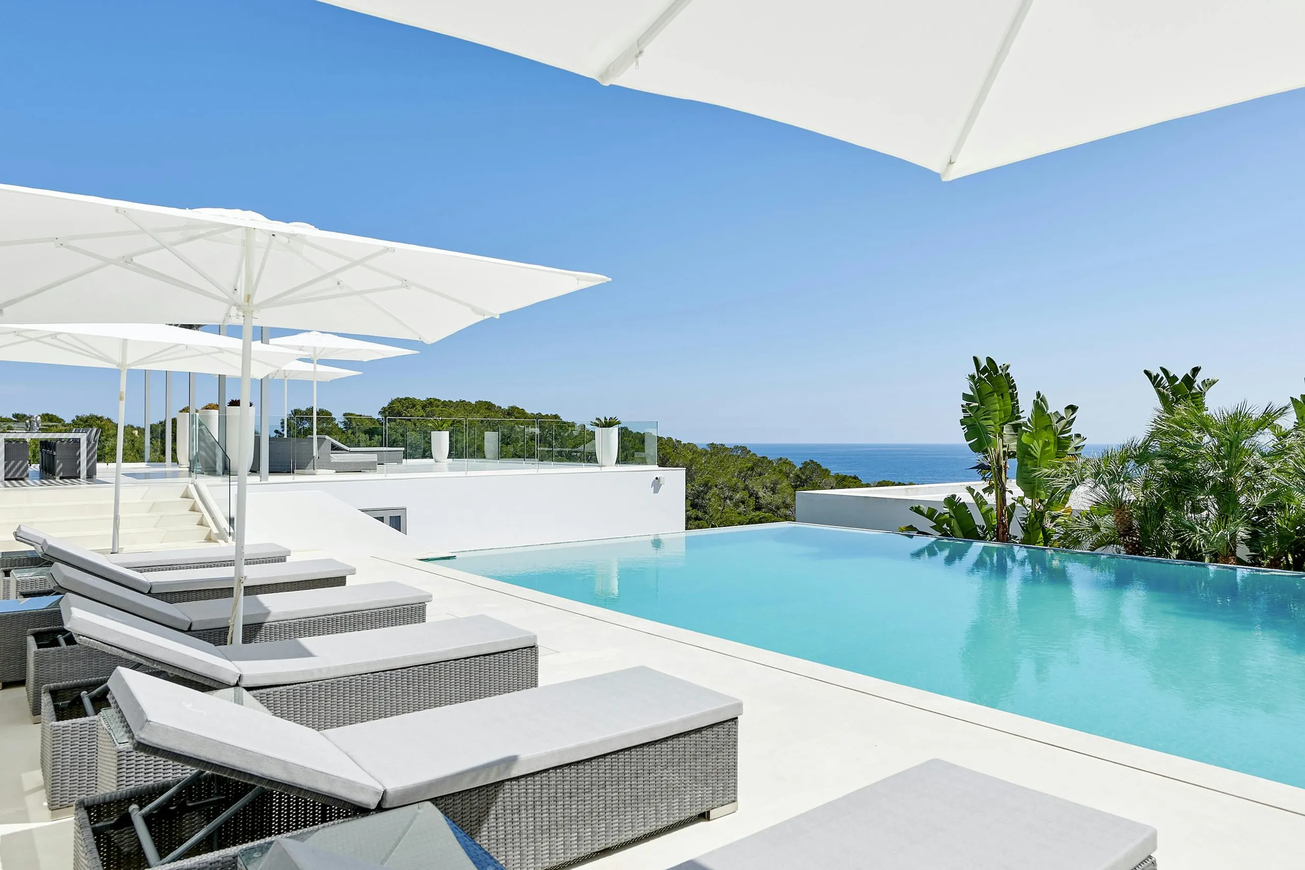 Classic Contemporary Luxury Villa in Ibiza with Private Pool, Fitness Room, and Ball Court — photograph 4