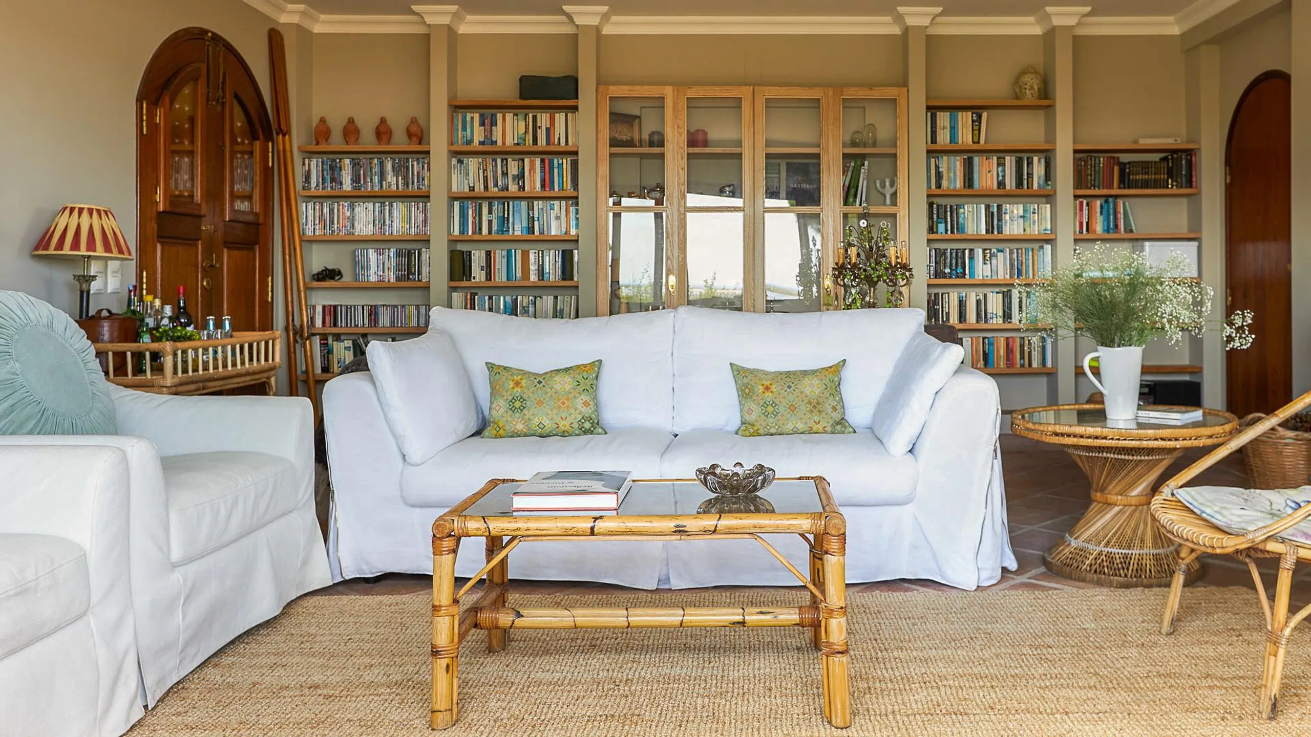 Gleaming Beachside Villa with Two Private Pools and Underfloor Heating — photograph 4