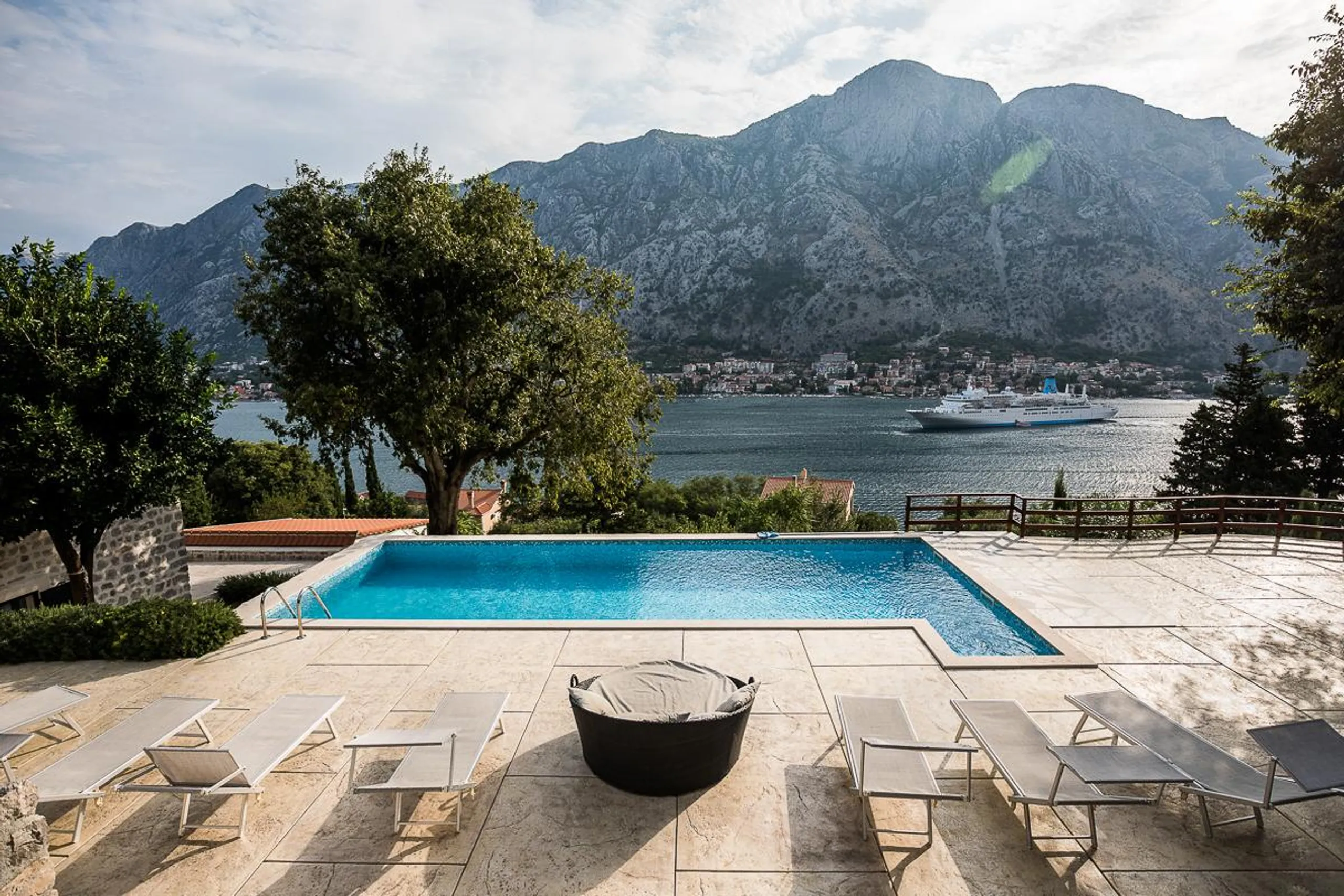 Calming Rustic Villa with Private Pool and Views of the Glittering Bay — photograph 2