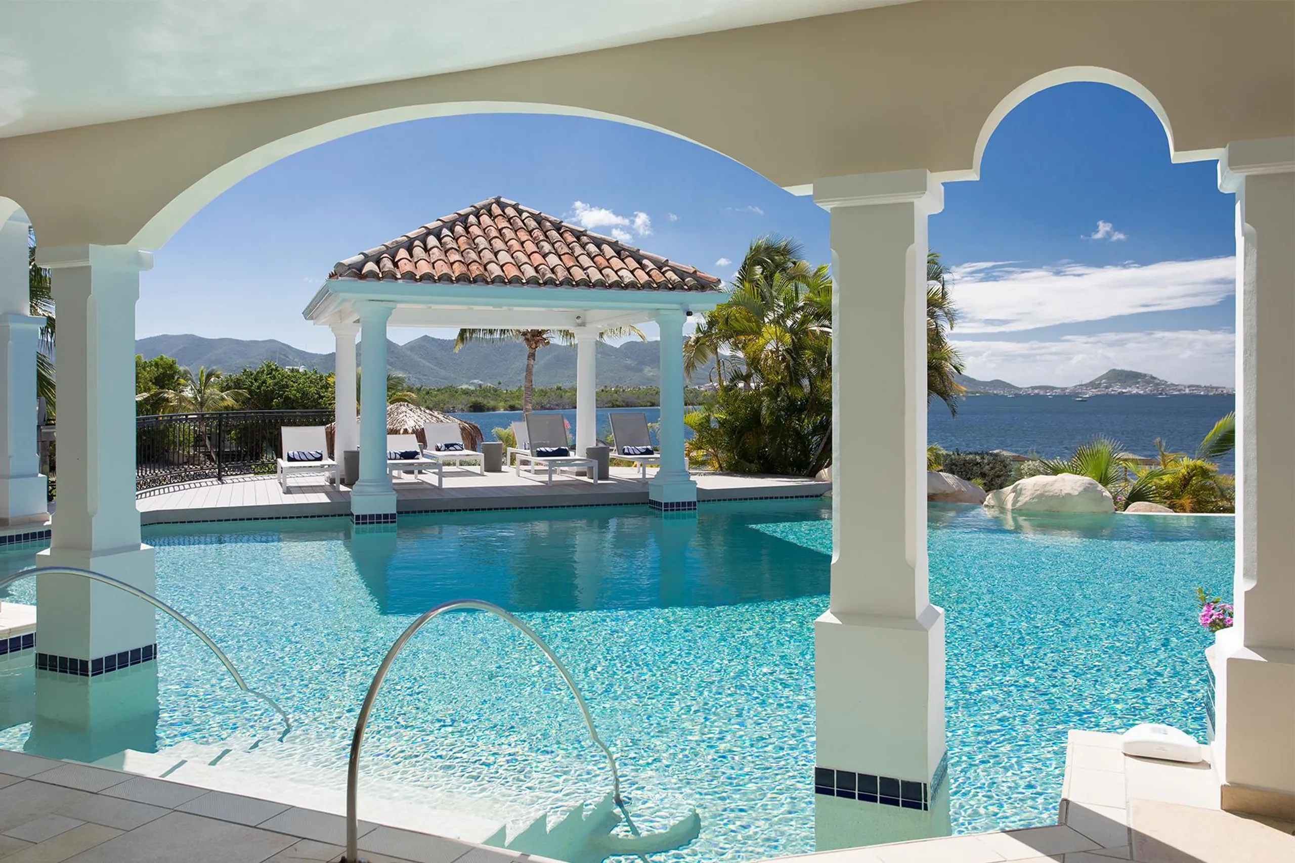 Beach Front Luxury Estate with Private Pool, Direct Beach Access and Private Boat Dock — photograph 10