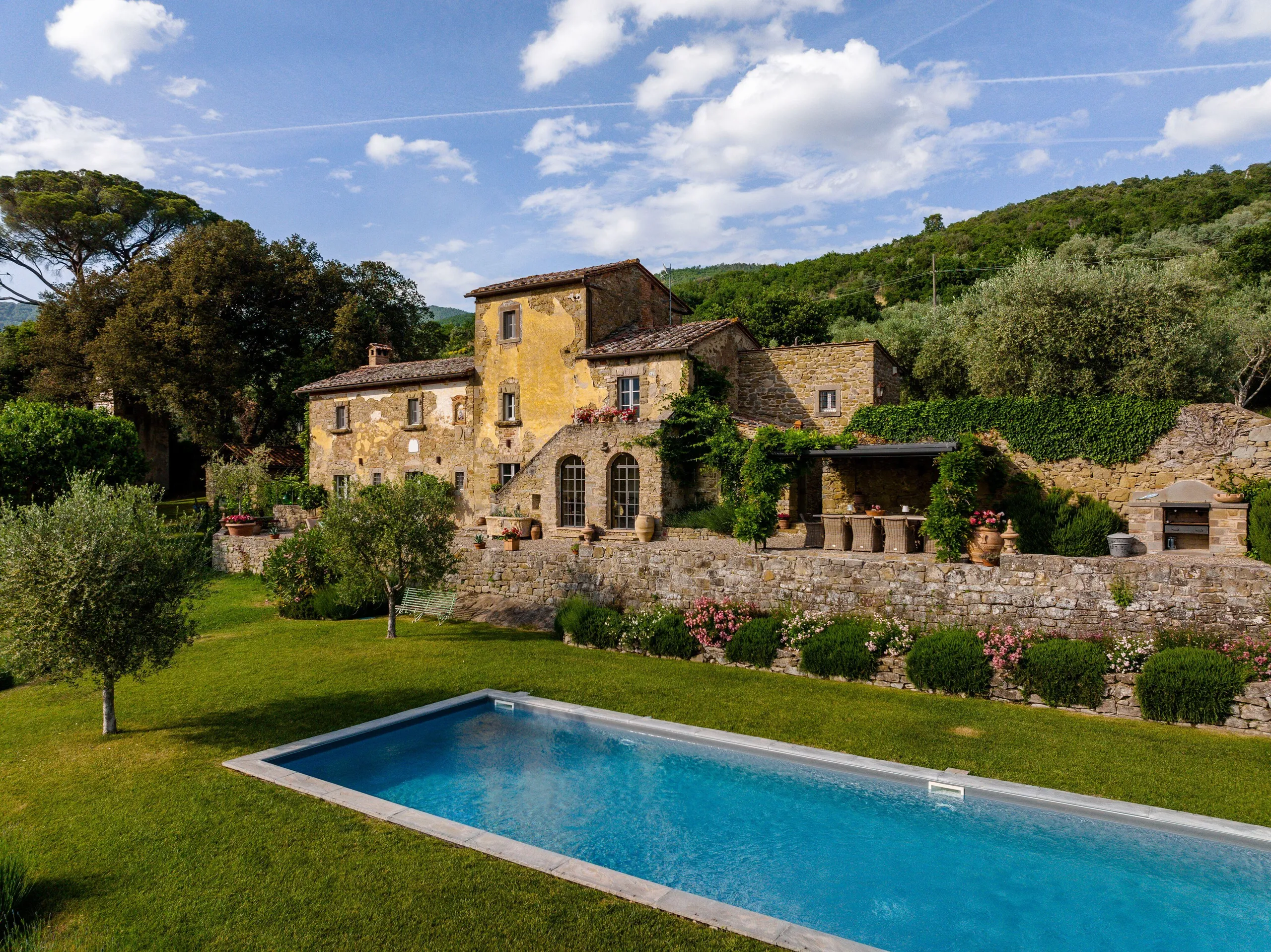 Resplendent Luxury Estate in Cortona with Private Pool and Dining Al-Fresco — photograph 6