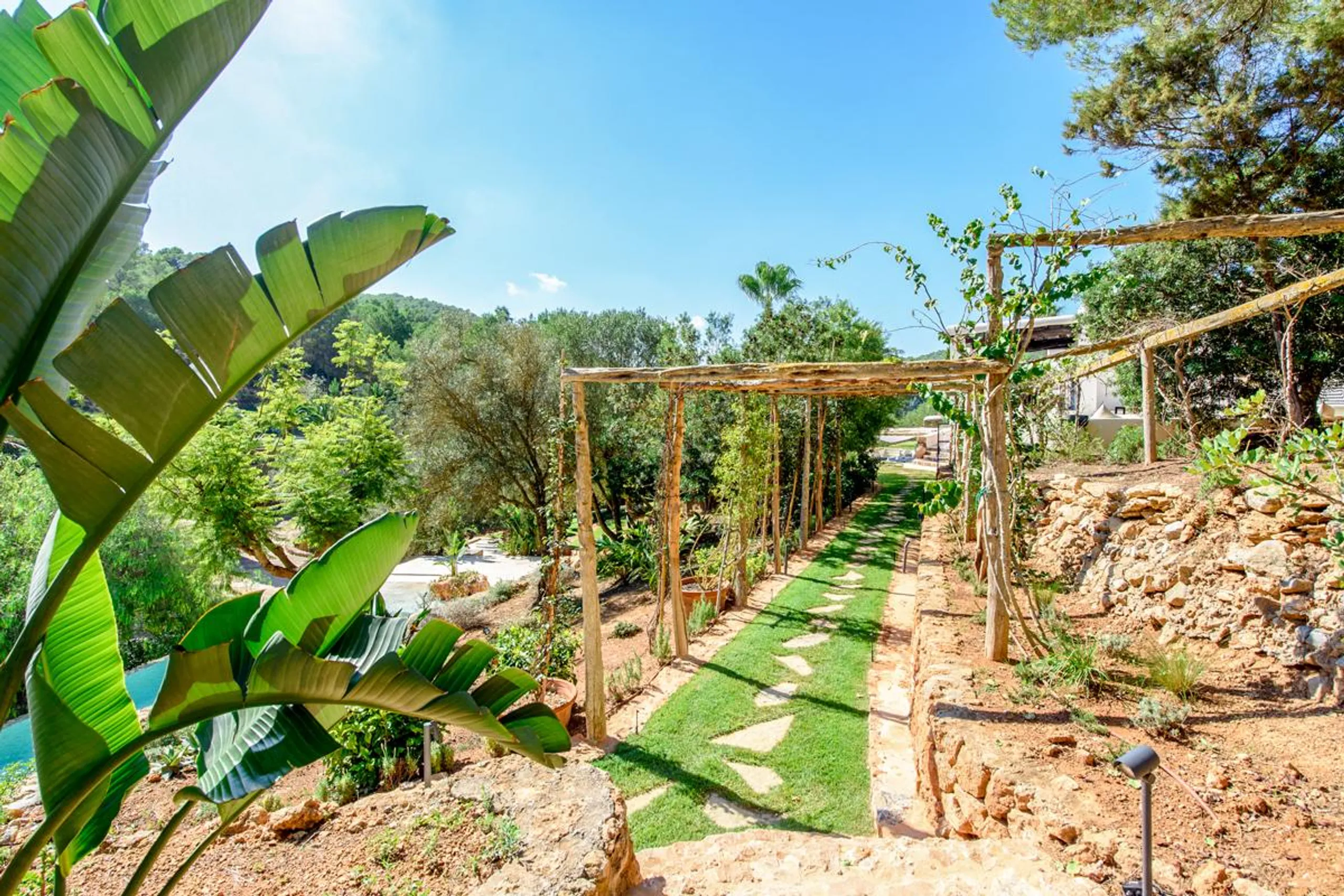 Princely Villa in San Joseph with Opulent Swimming Pool and Outdoor Terraces — photograph 12