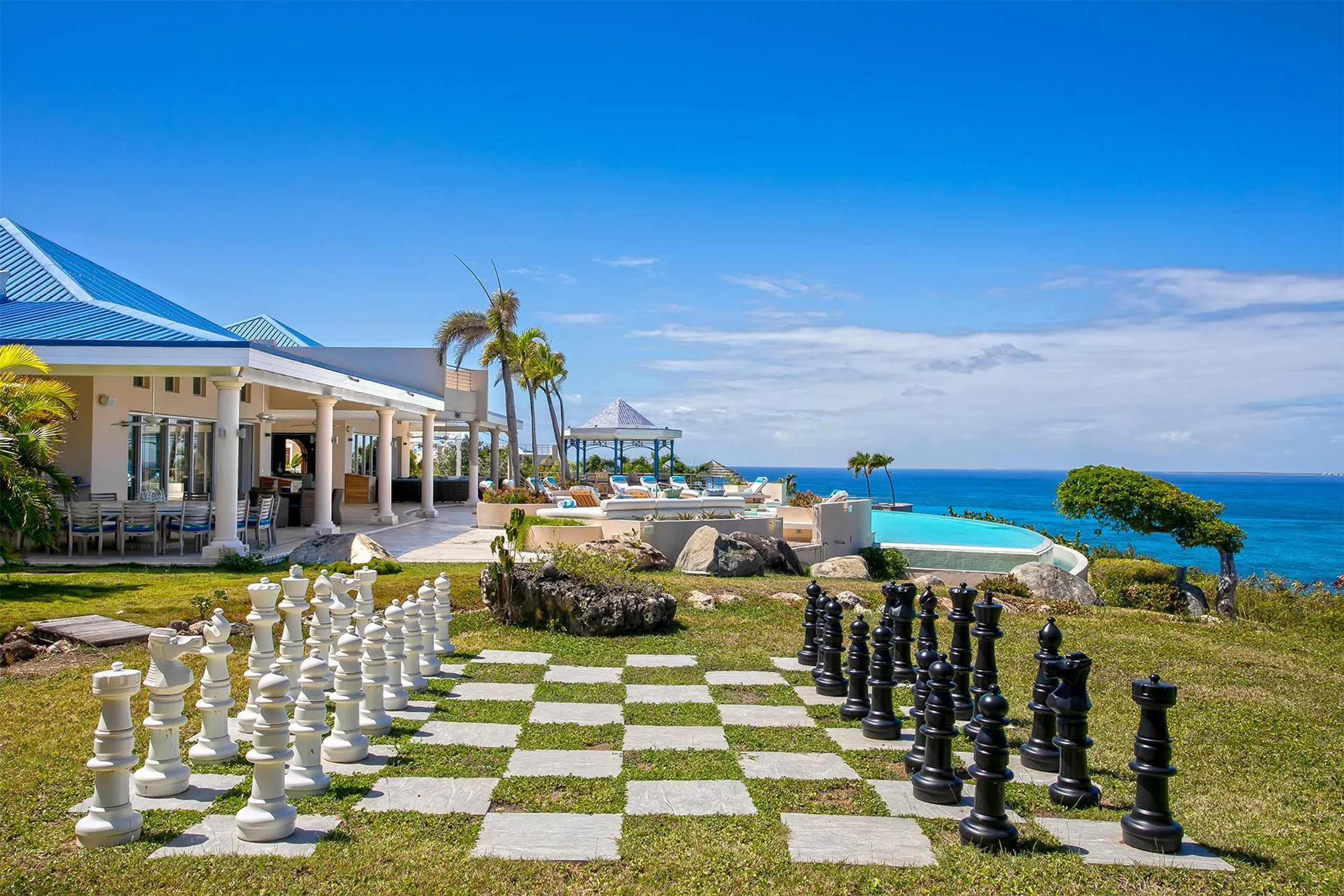 Clifftop Grand Compound with Infinity Pool and Panoramic Views  in St. Martin — photograph 5