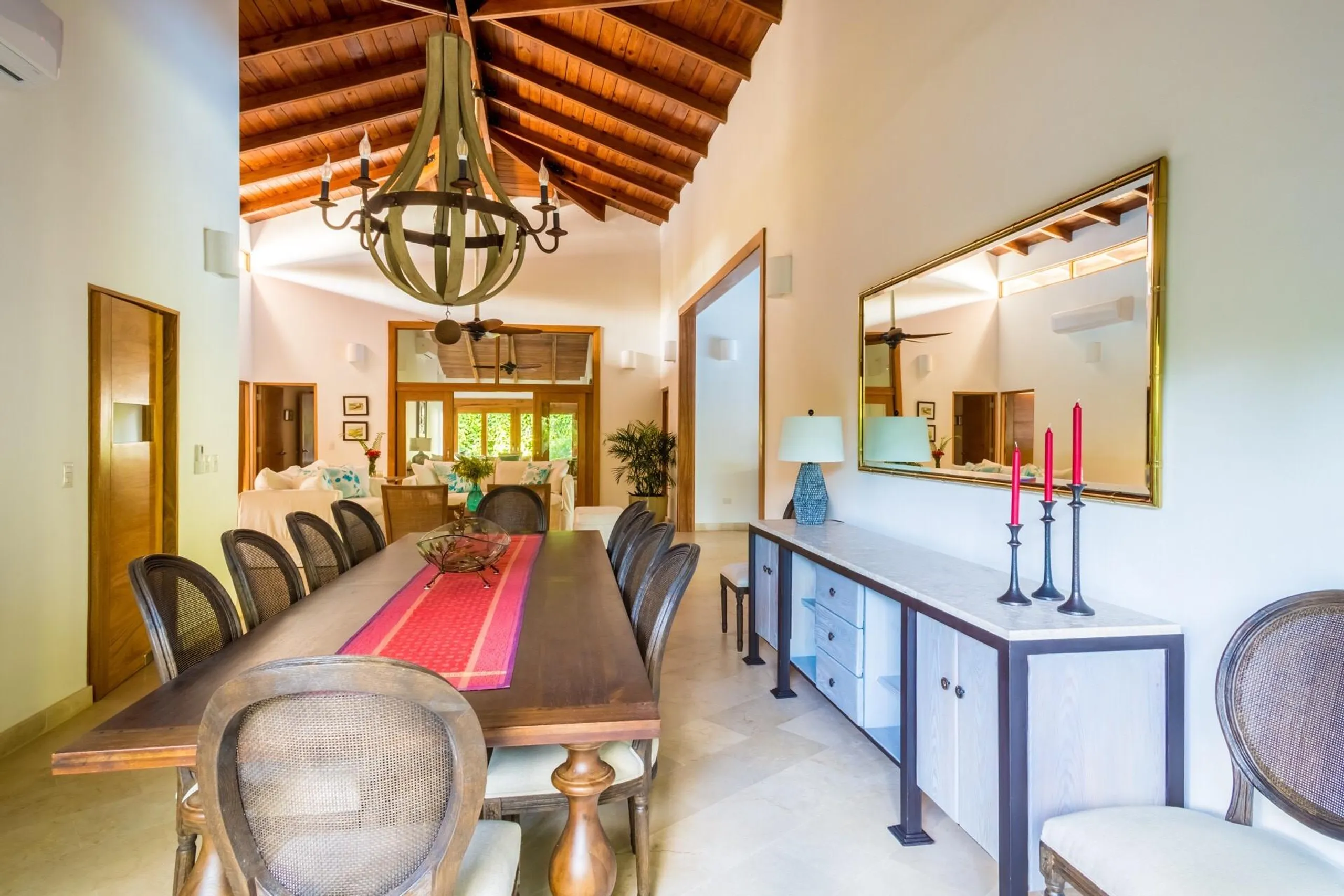 Exquisite Tropic Estate with Private Pool and Patio Dining — photograph 6