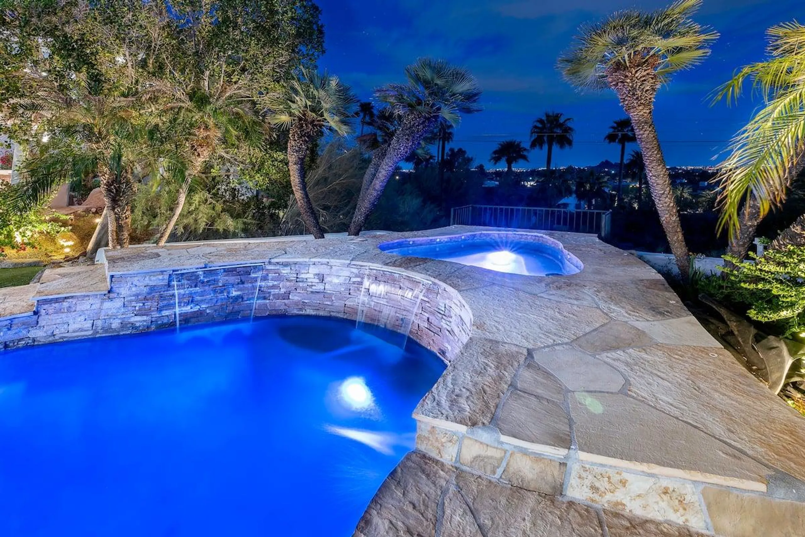 Iconic Camelback Mountain Estate with Private Heated Pool, and Breathtaking City and Mountain Views — photograph 5