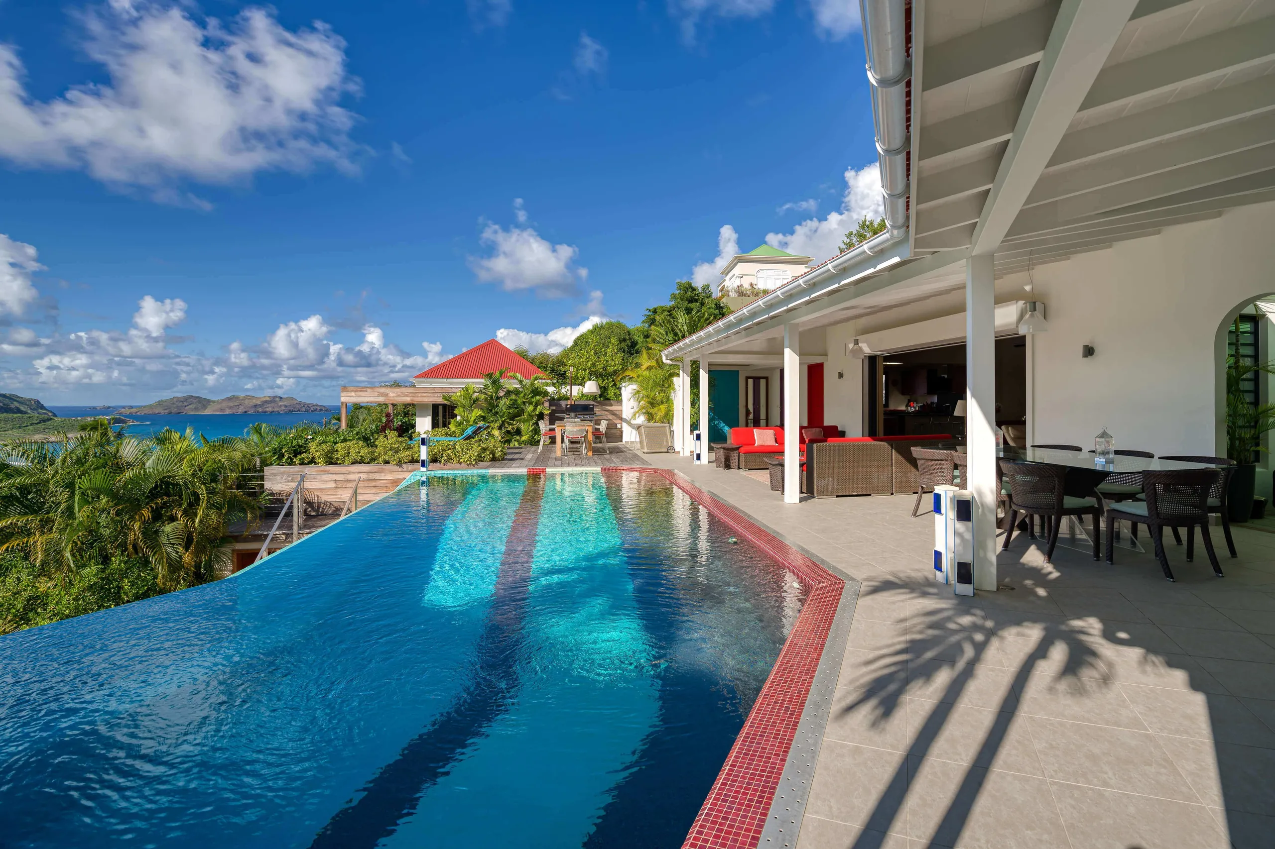 Colonial-Styled Villa with Private infinity Pool and Bay Views — photograph 4