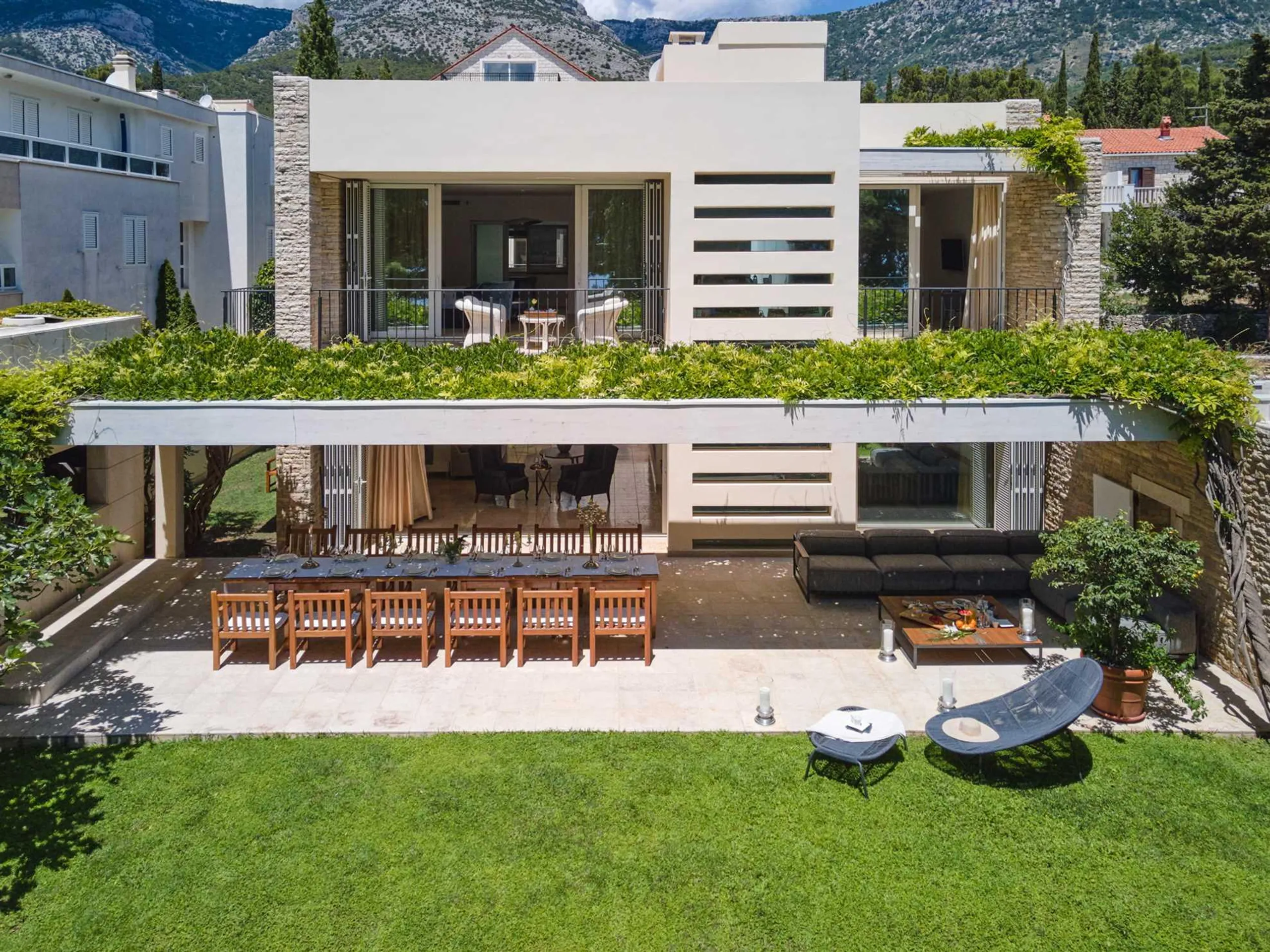 Breathtaking 6 Bedroom Villa with Private Pool and Lush Surroundings — photograph 5