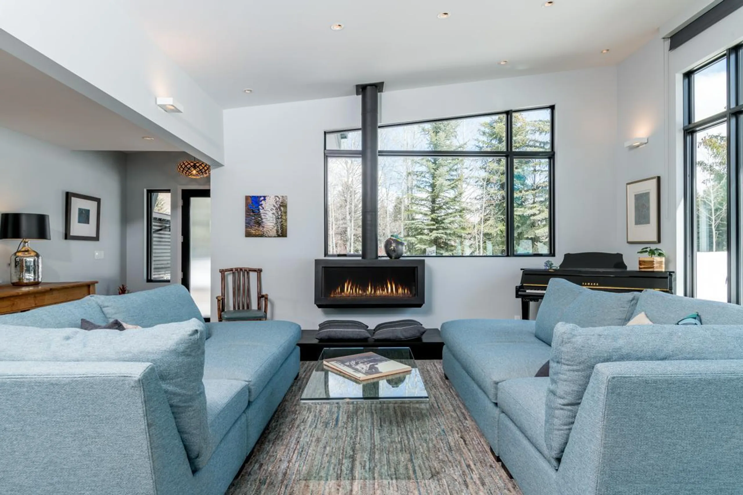 Grandiose Retreat with Majestic Mountain Views VILLAWAY® — photograph 3