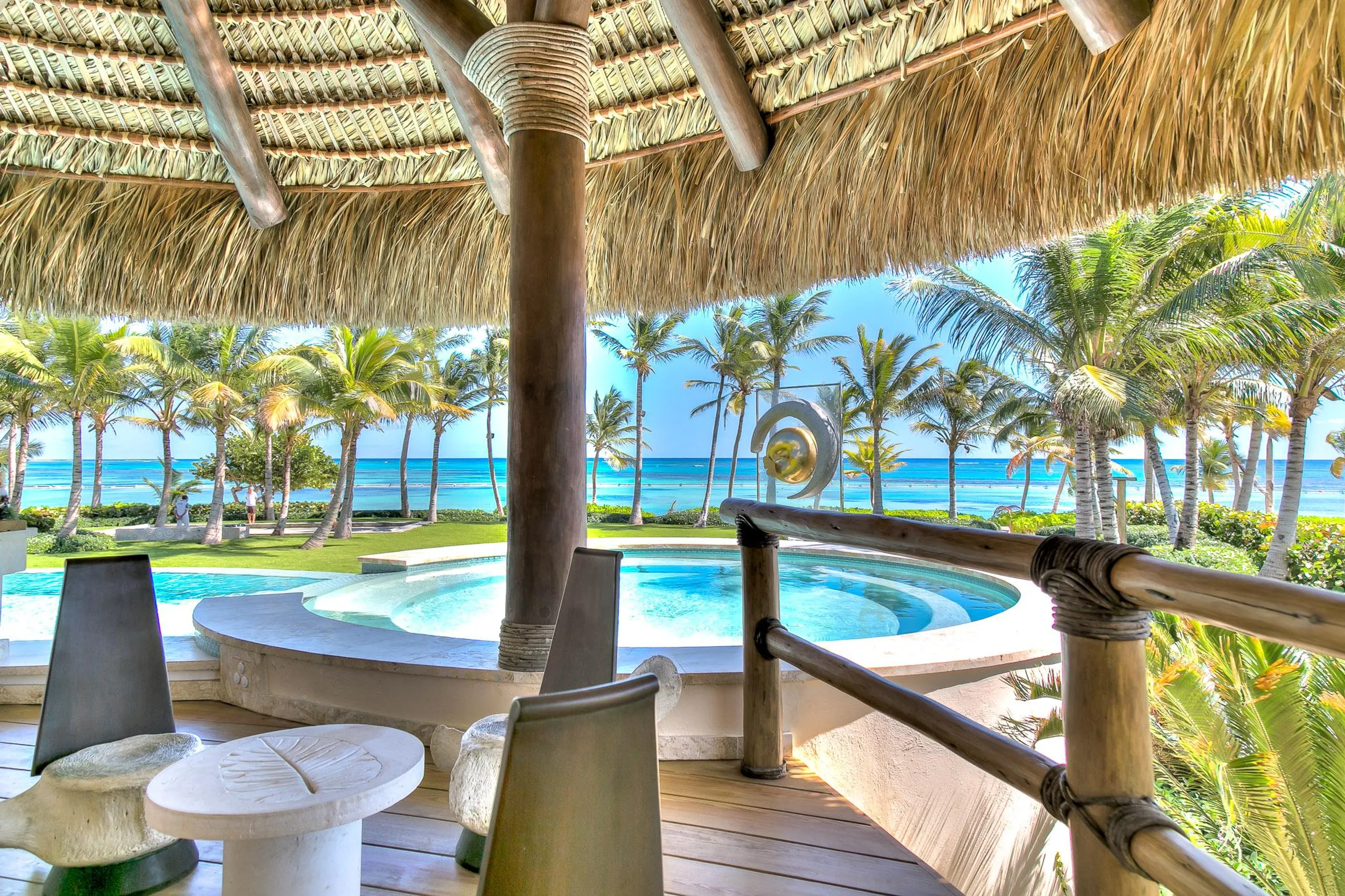 Travel-Inspired Villa with Private Pool Designed by Antonio Imbert and Patricia Reid — photograph 10