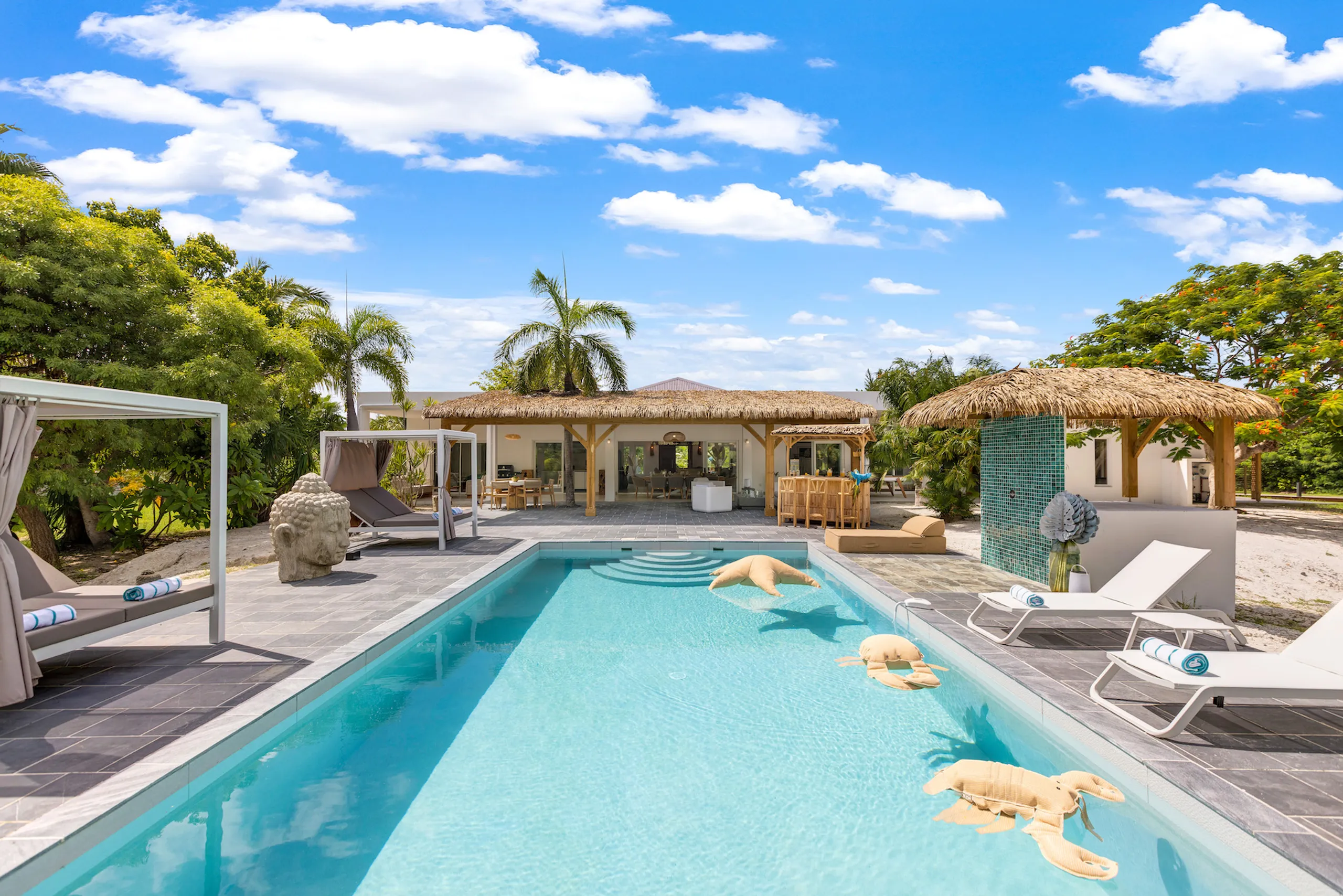 Elegant Terres Basses Villa with Pool, Jacuzzi & Private Garden Oasis, Terres Basses
