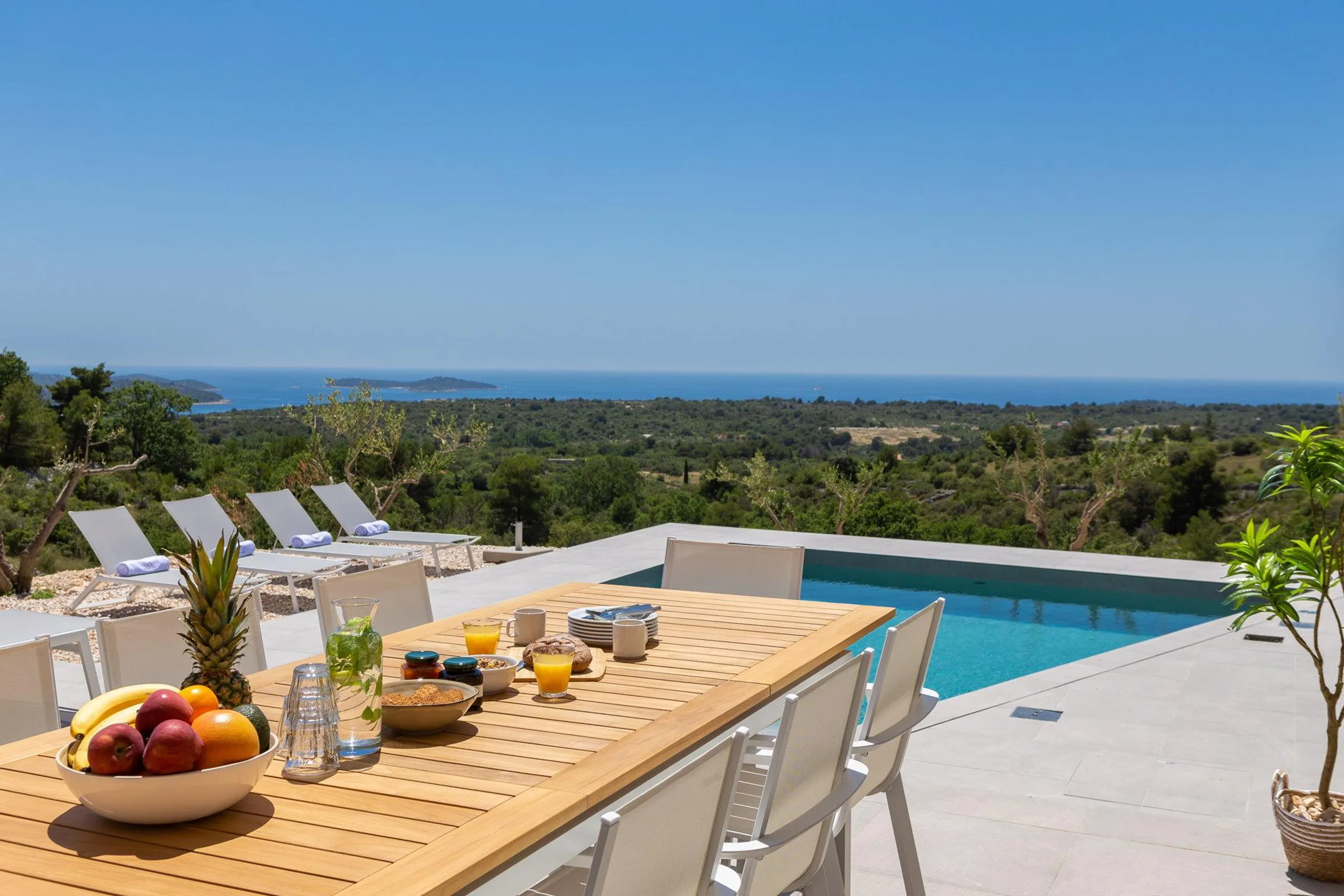 Spectacular Villa with Pool and Stunning views of the Nearby Rogoznica Archipelago — photograph 9
