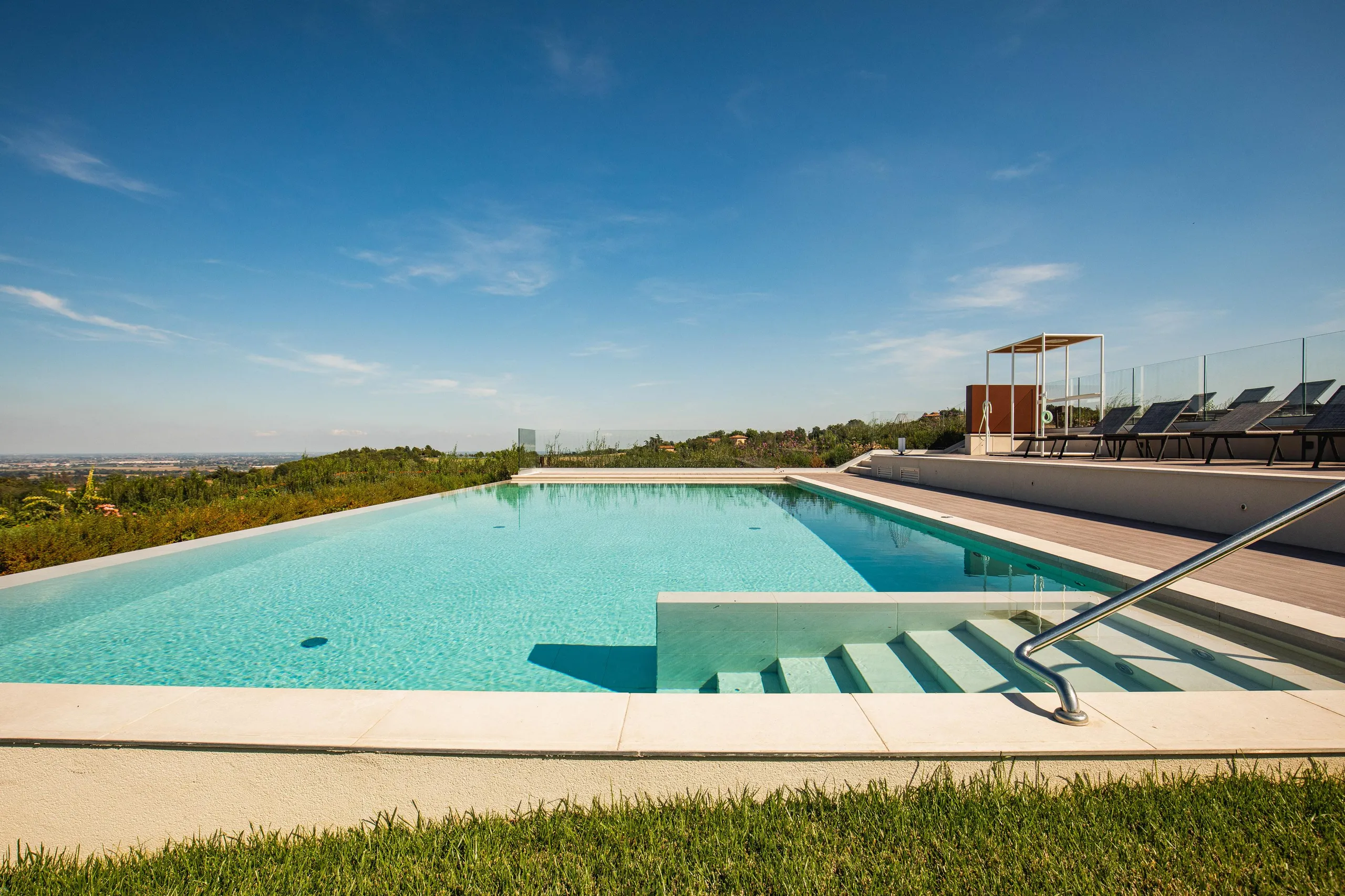 Classic Farmhouse Villa Overlooking Vineyard Amphitheater with Pool — photograph 9