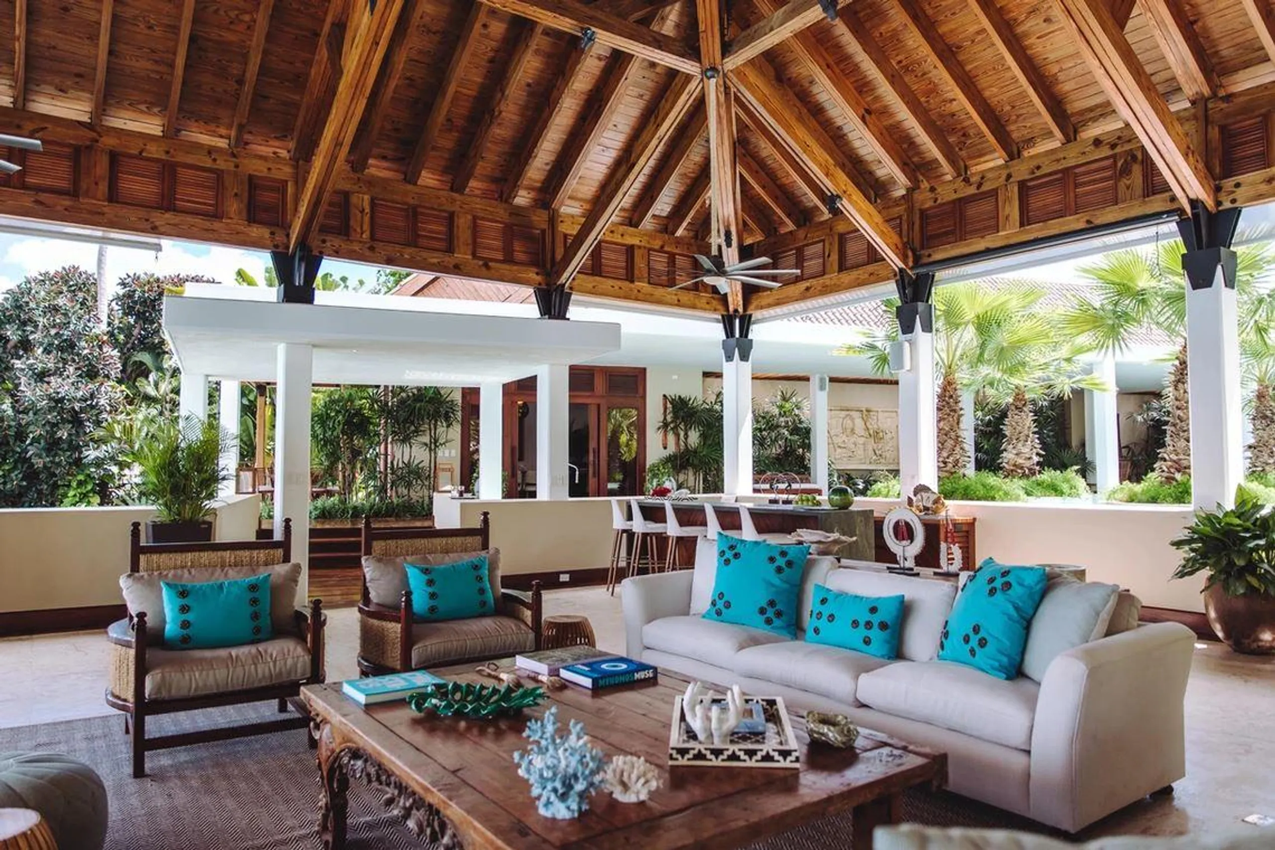 Serene Eight-Bedroom Villa with Infinity Pool and Minitas Bay Views — photograph 7