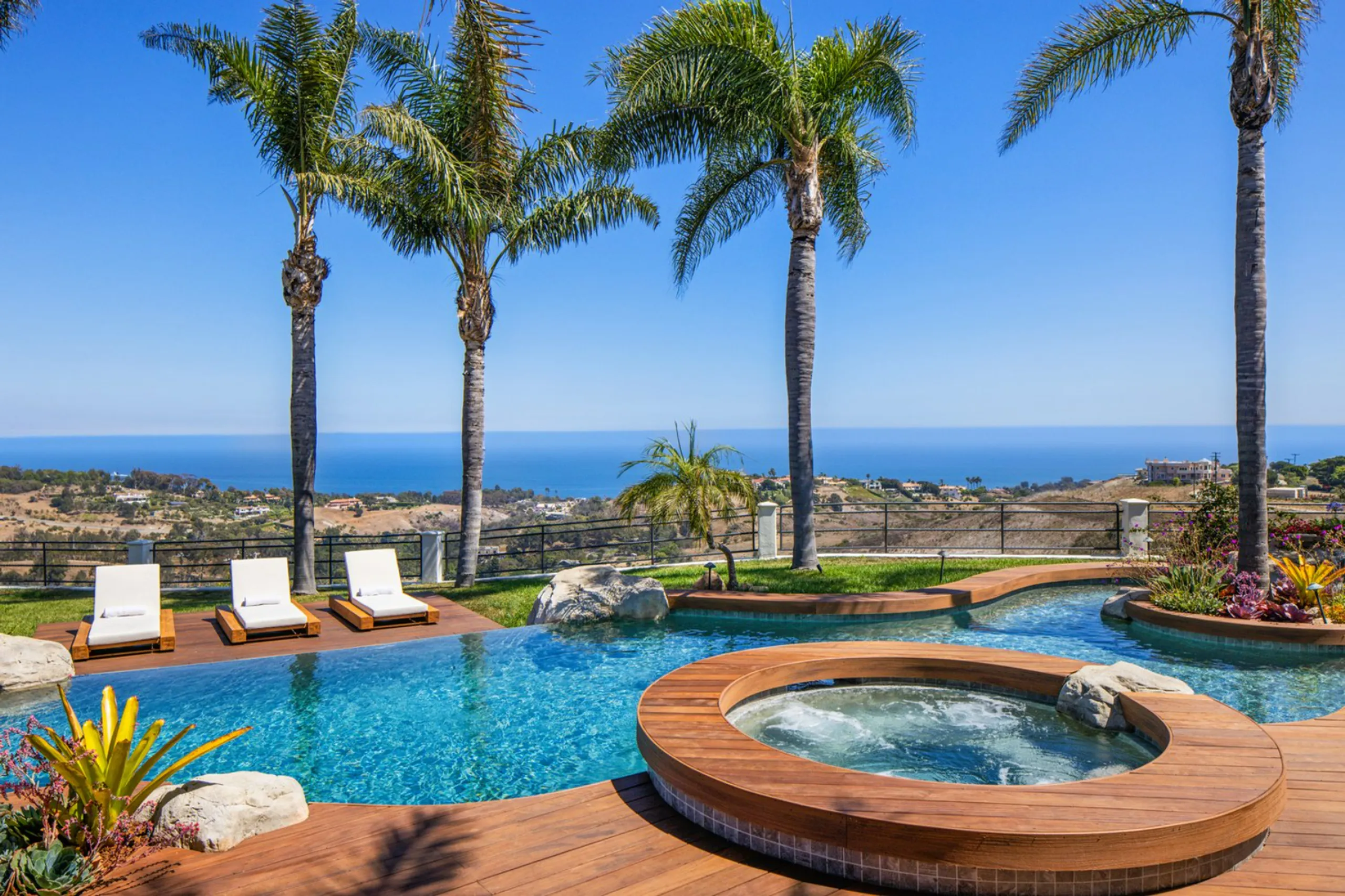 Regal Resort-Style Estate with Outstanding Amenities — photograph 4