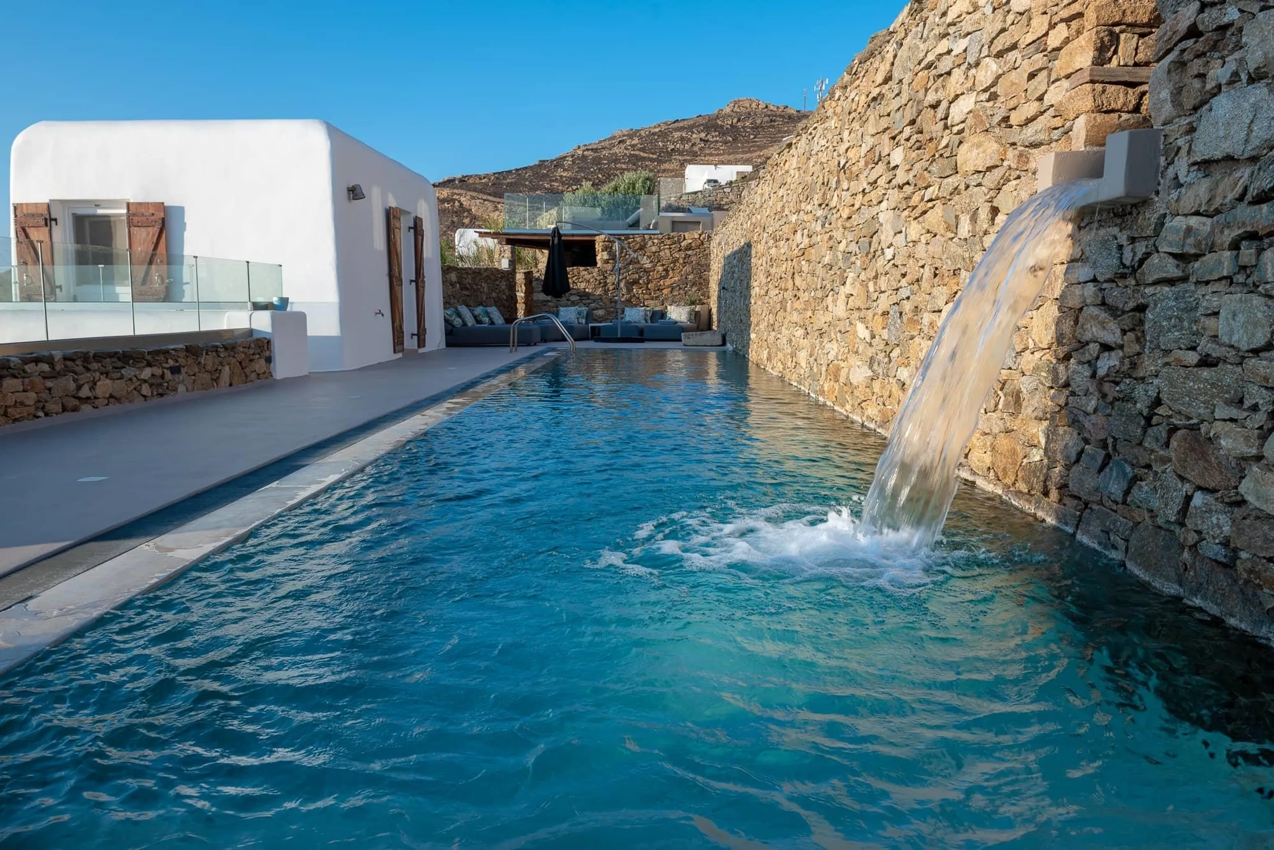 Statuesque Seaview Villa in Mykonos with Waterfalling Pool and Jacuzzi — photograph 3
