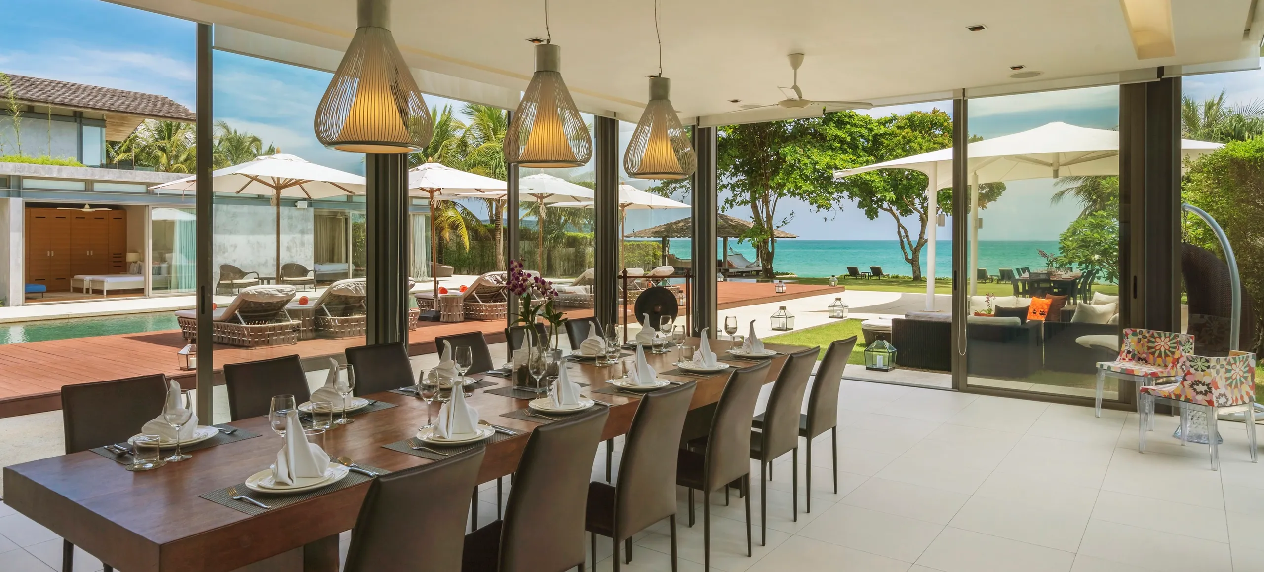 Captivating Coastal Retreat with Infinity Pool — photograph 10