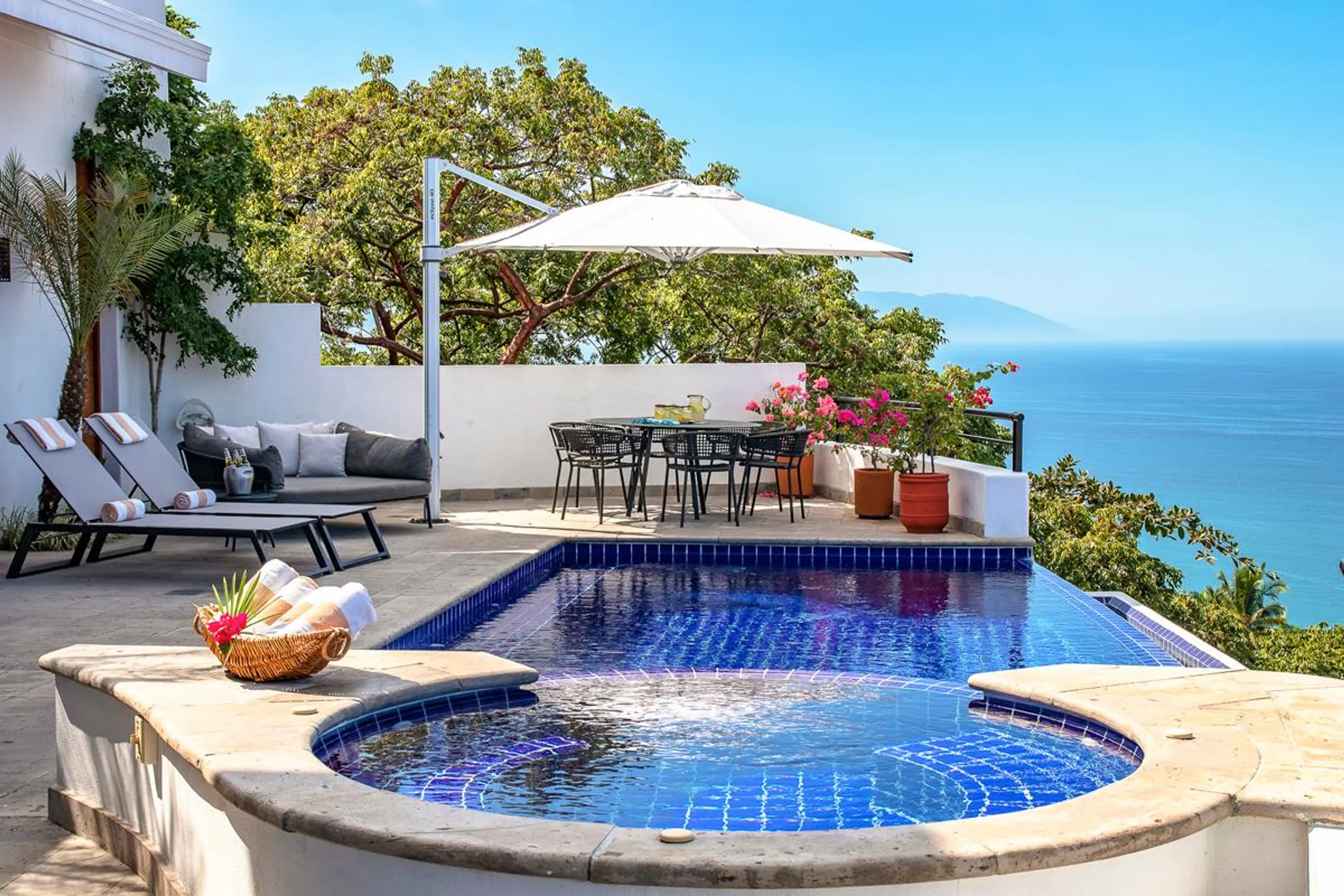 Charming Mexican Villa with Private Pool and Unobstracted Sea Views — photograph 2