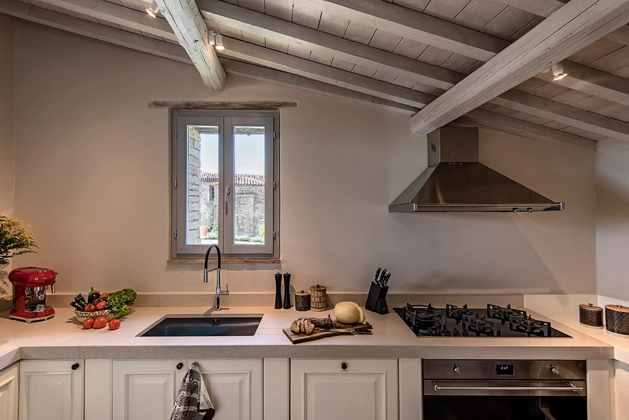 Opulent Perugian Charm with Private Pool and Overlooking Mountain Views — photograph 12