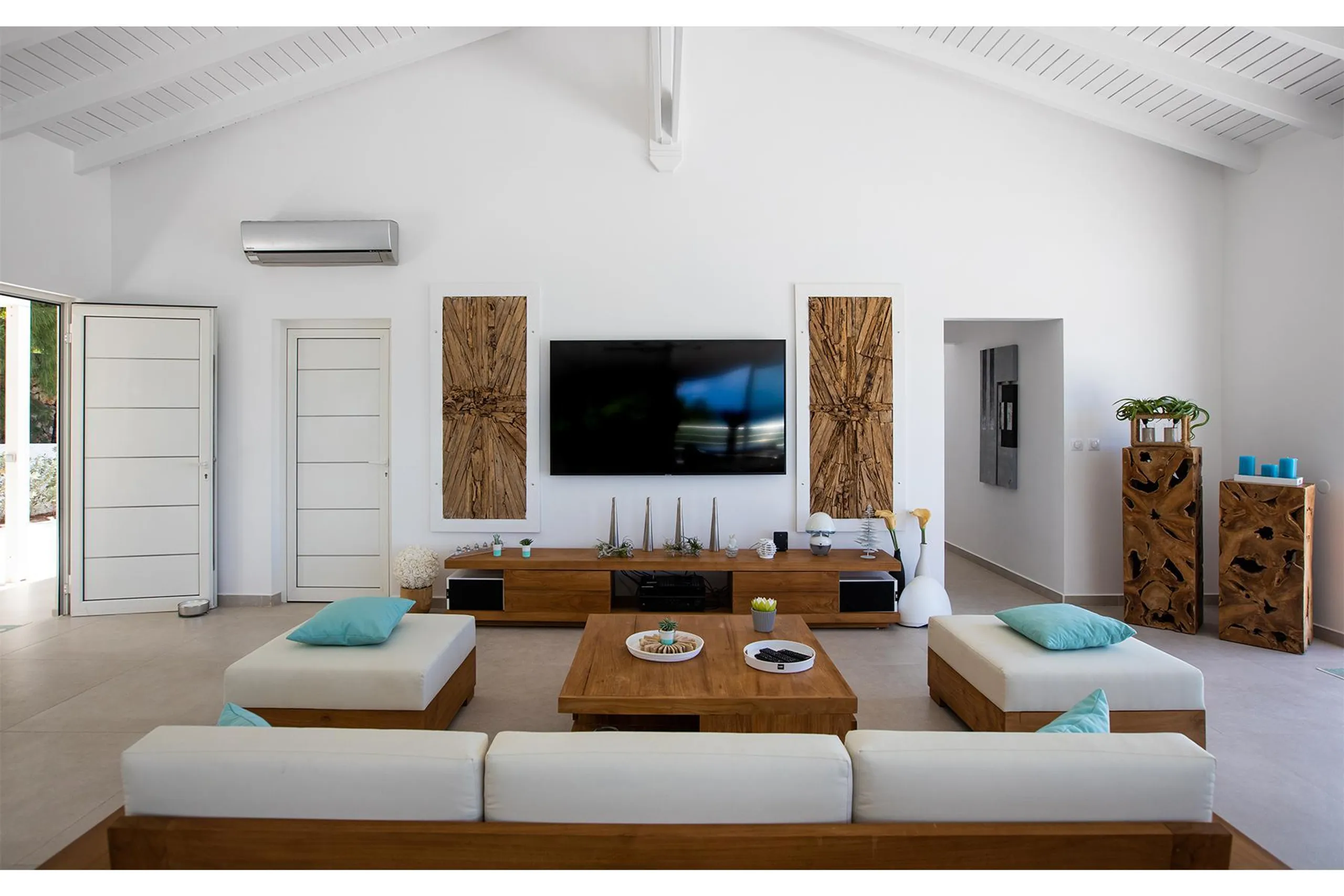 Breathtaking Luxe Estate with Private Pool and Views — photograph 9
