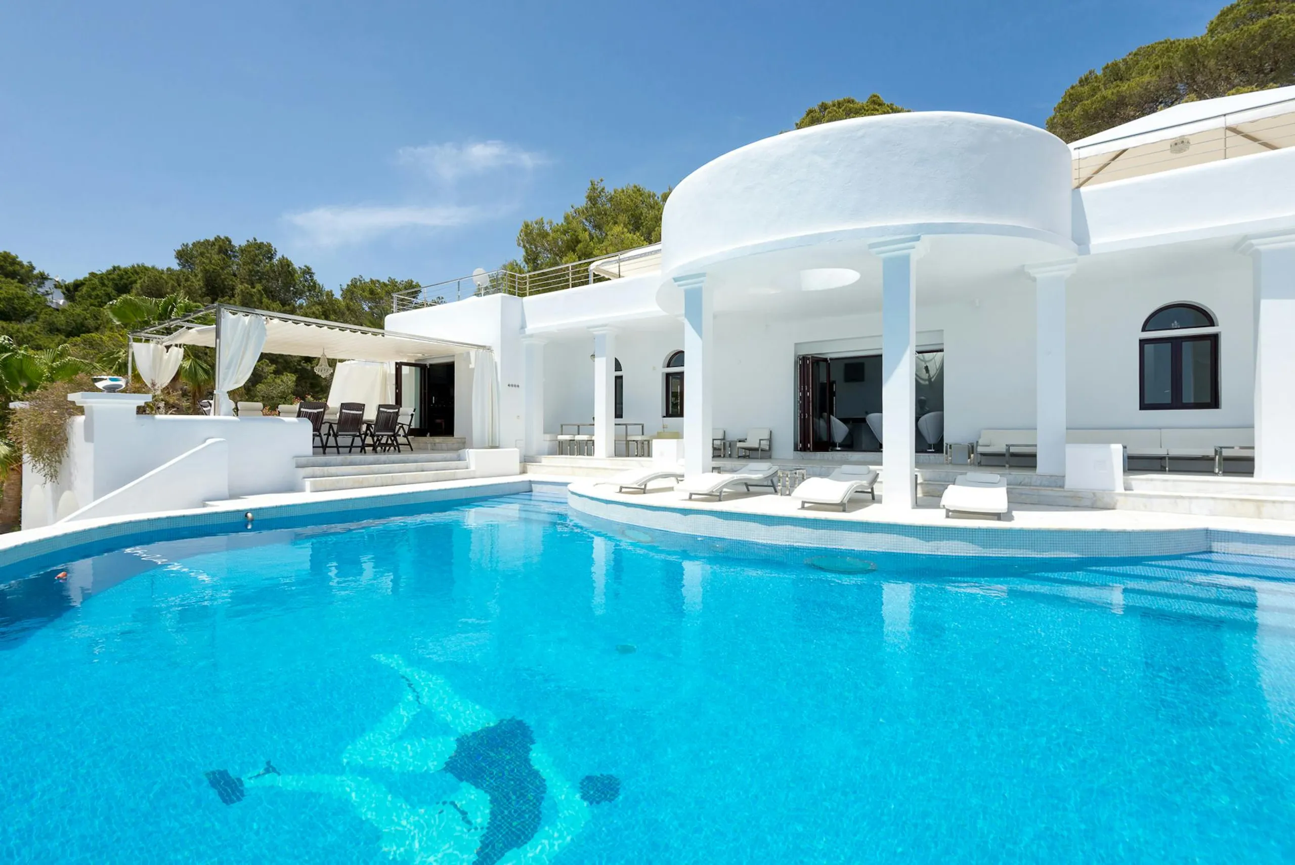 Stunning Oceanview Villa with Private Pool and Walks to Beach — photograph 2